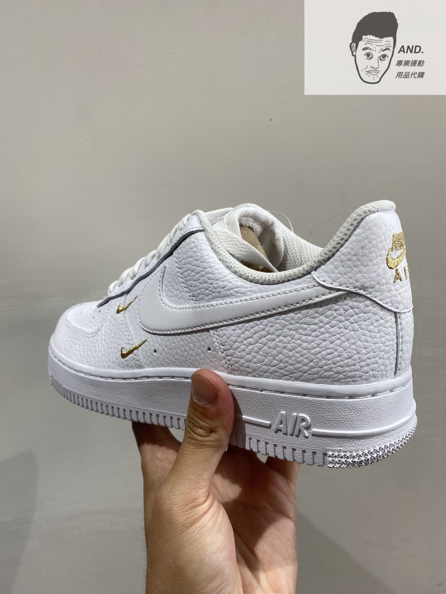 AND.】NIKE AIR FORCE 1 07 ESS 白金簡約皮革雙勾運動休閒女鞋CT1989