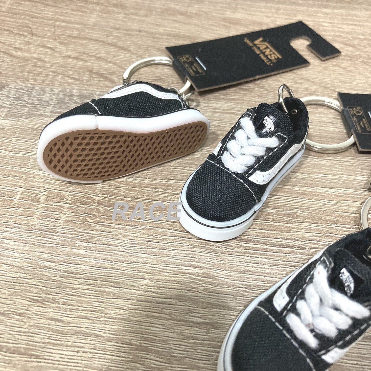 Vans old sales skool keychain