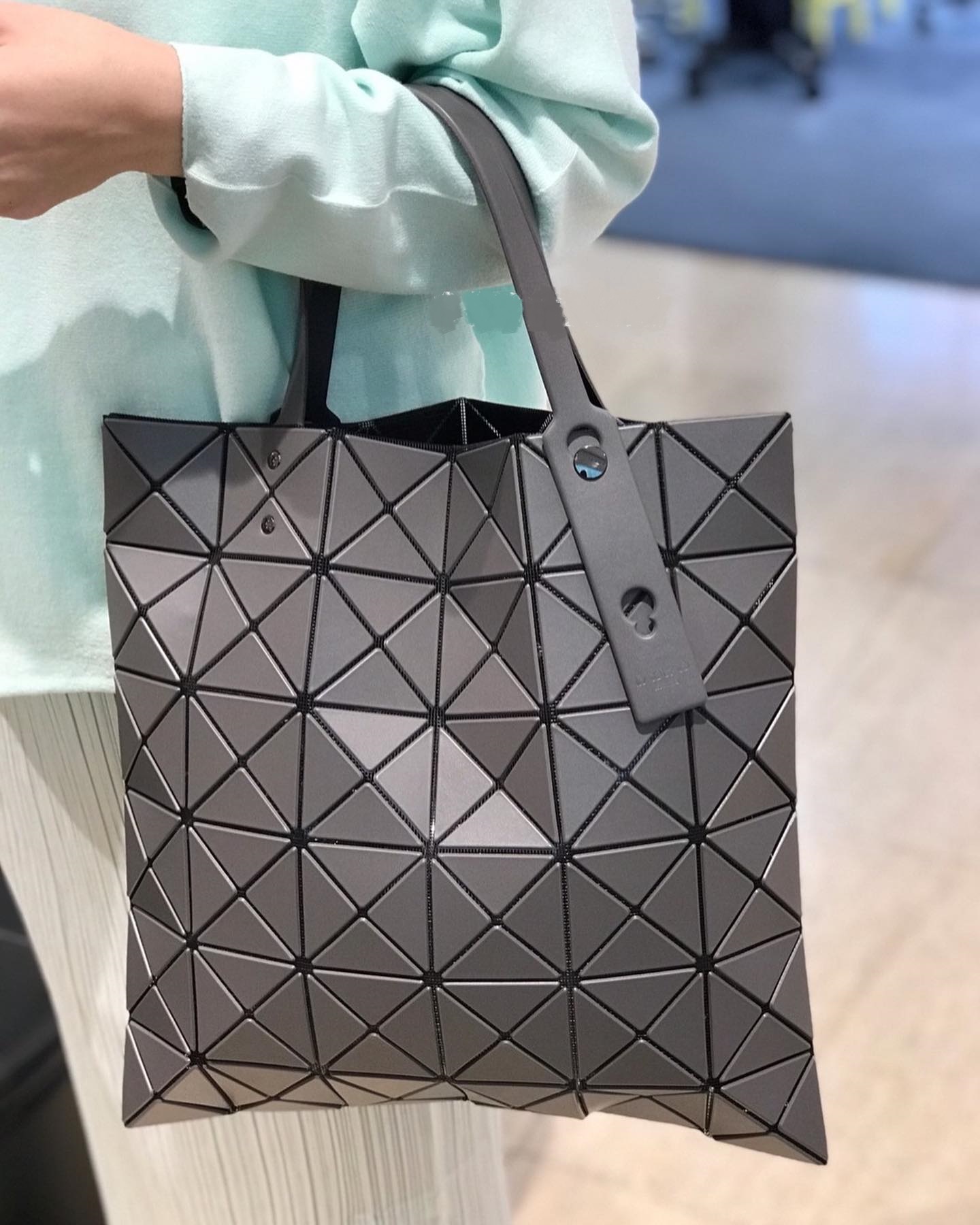 限時大折扣預購】22春夏正品Bao Bao Issey Miyake LUCENT深灰色幾何托