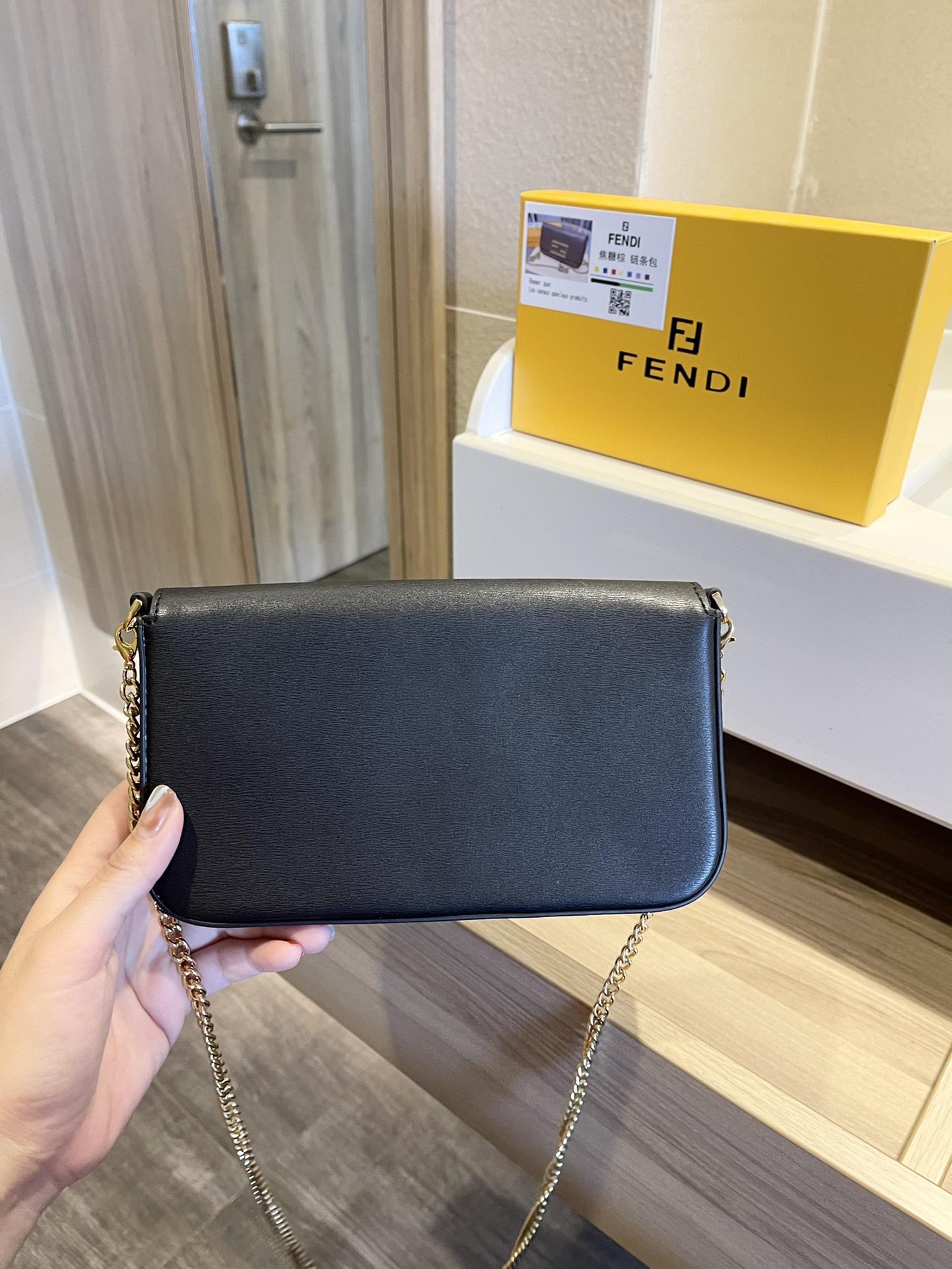 【熱賣精選】  Fendi 新款鏈條包 黑色牛皮包 FF扣迷你鏈條字母單肩斜挎包 尺寸 21.3.13 配盒 含購證明星