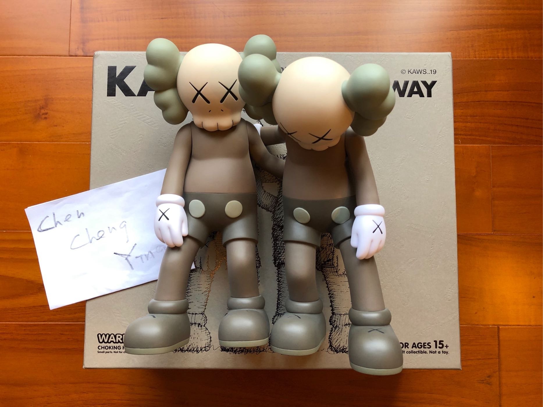 正規取扱店】 KAWS ALONG THE WAY BROWN ブラウン 茶 確実国内正規品 ...