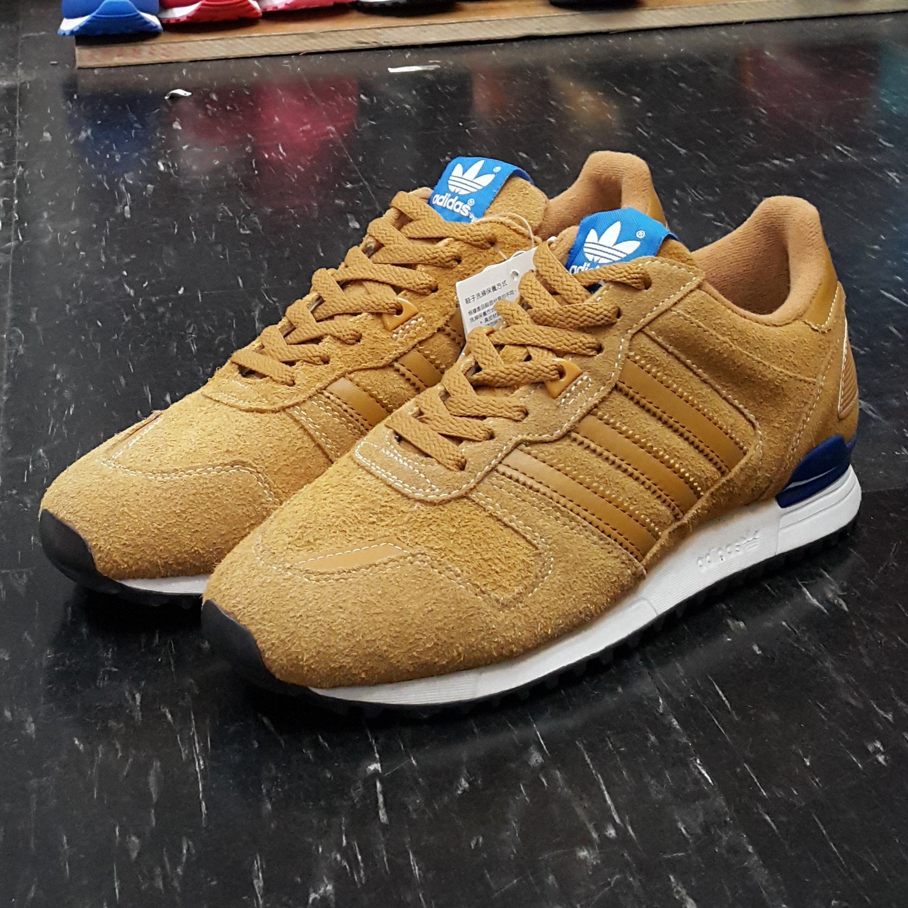 adidas ZX 700 卡其色土黃色麂皮慢跑鞋G96522 8折優惠中| Yahoo奇摩拍賣