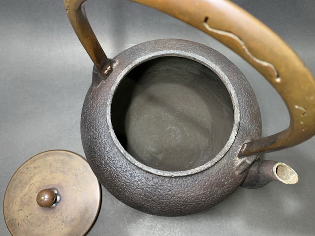 2024本物保証一明造 虫食唐銅提手 柚肌 銅瓶 在銘 銅製茶道具 重量約2566g 湯沸 銅器(B4925) その他