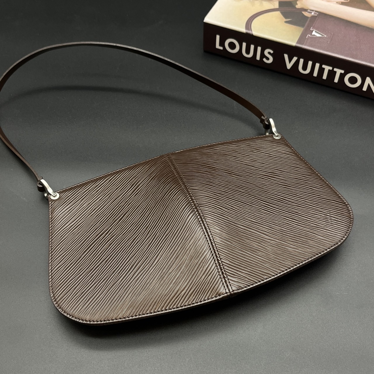 哈極品】二手美品《Louis Vuitton LV 摩卡色EPI 水波紋銀扣貝殼扁包