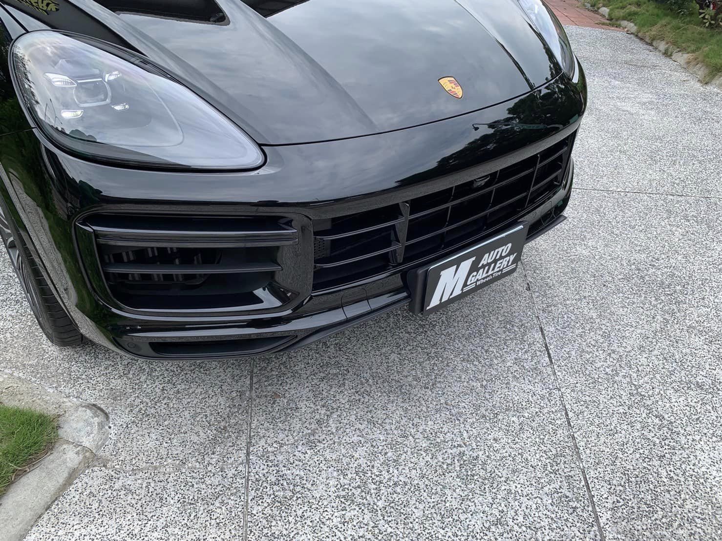 黃帝的店~PORSCHE CAYENNE COUPE 安裝正廠TURBO 前保桿~CARBON後視鏡~特式排檔頭~原裝款