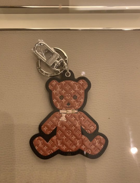 Louis Vuitton 2021 SS Teddy bear bag charm and key holder (M00342)