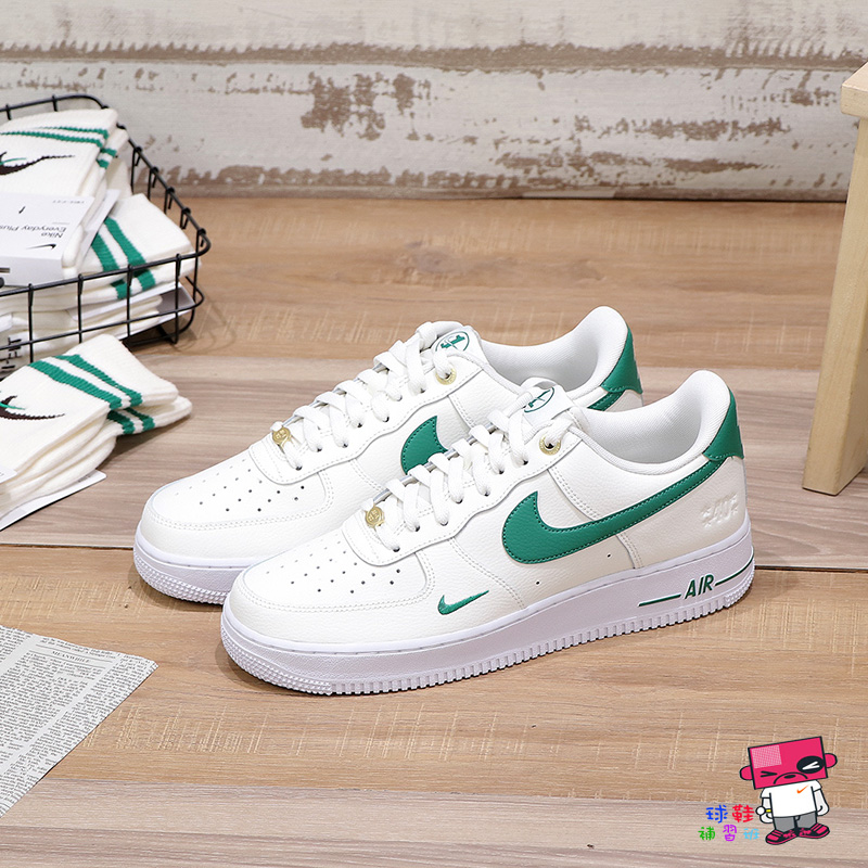 球鞋補習班NIKE AIR FORCE 1 07 LV8 40週年壓印白綠小勾金屬男女DQ7658