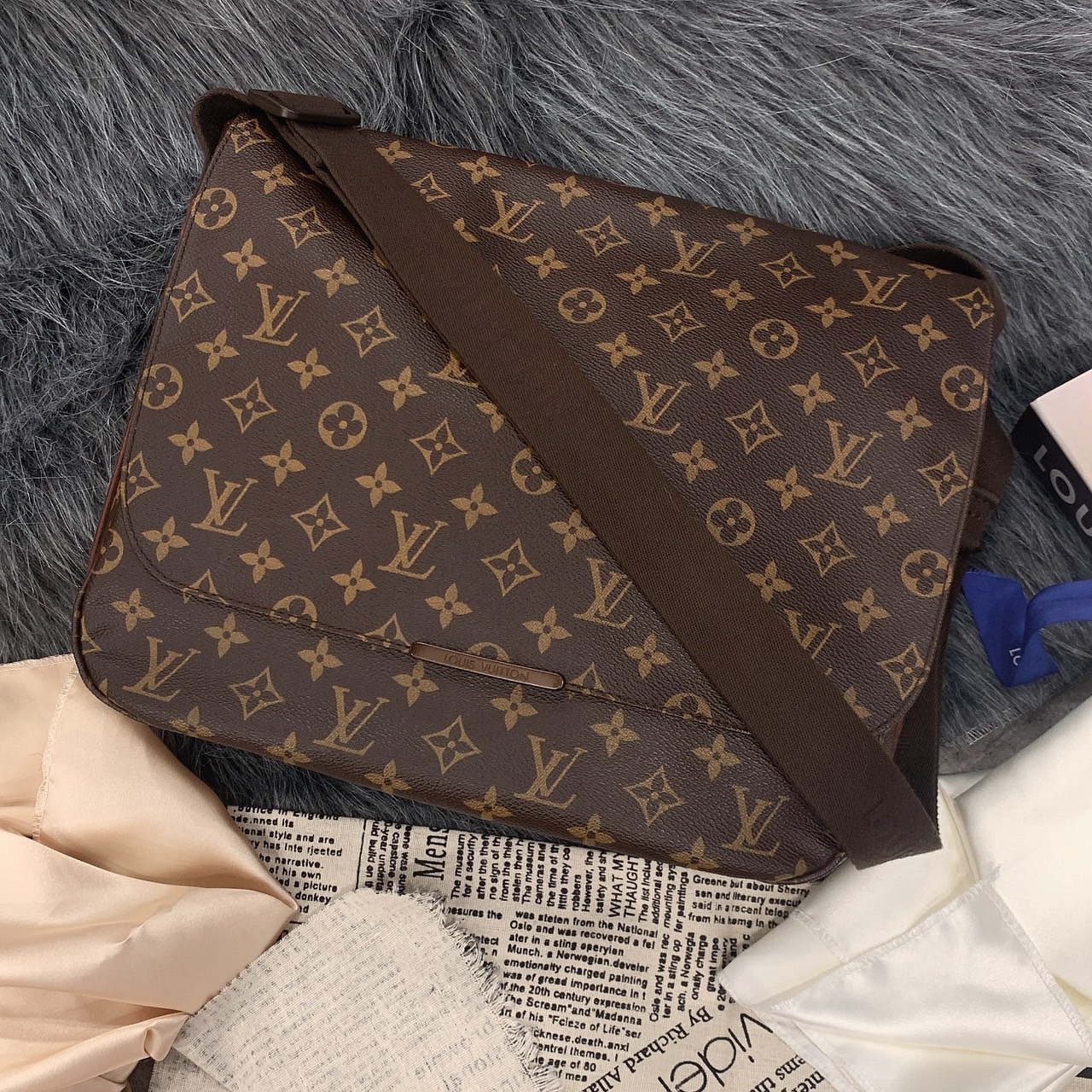 哈極品】美品《Louis Vuitton LV 字紋小鐵牌掀蓋斜背包/肩背包