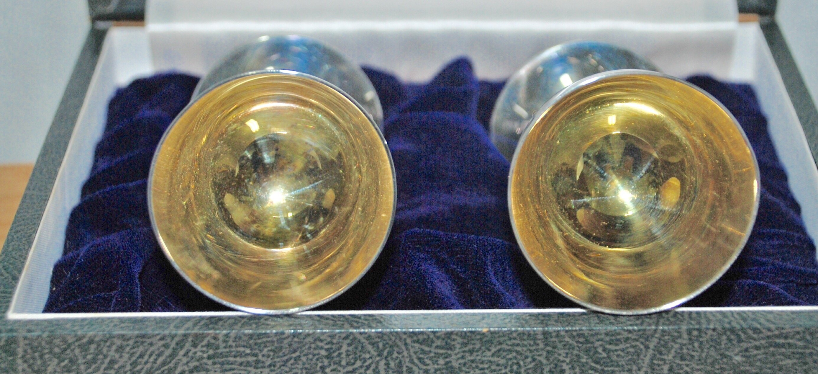 日本純銀銀杯一對杯內有鍍金的銀盃底落有純銀有一杯底有一個撞擊痕跡不 