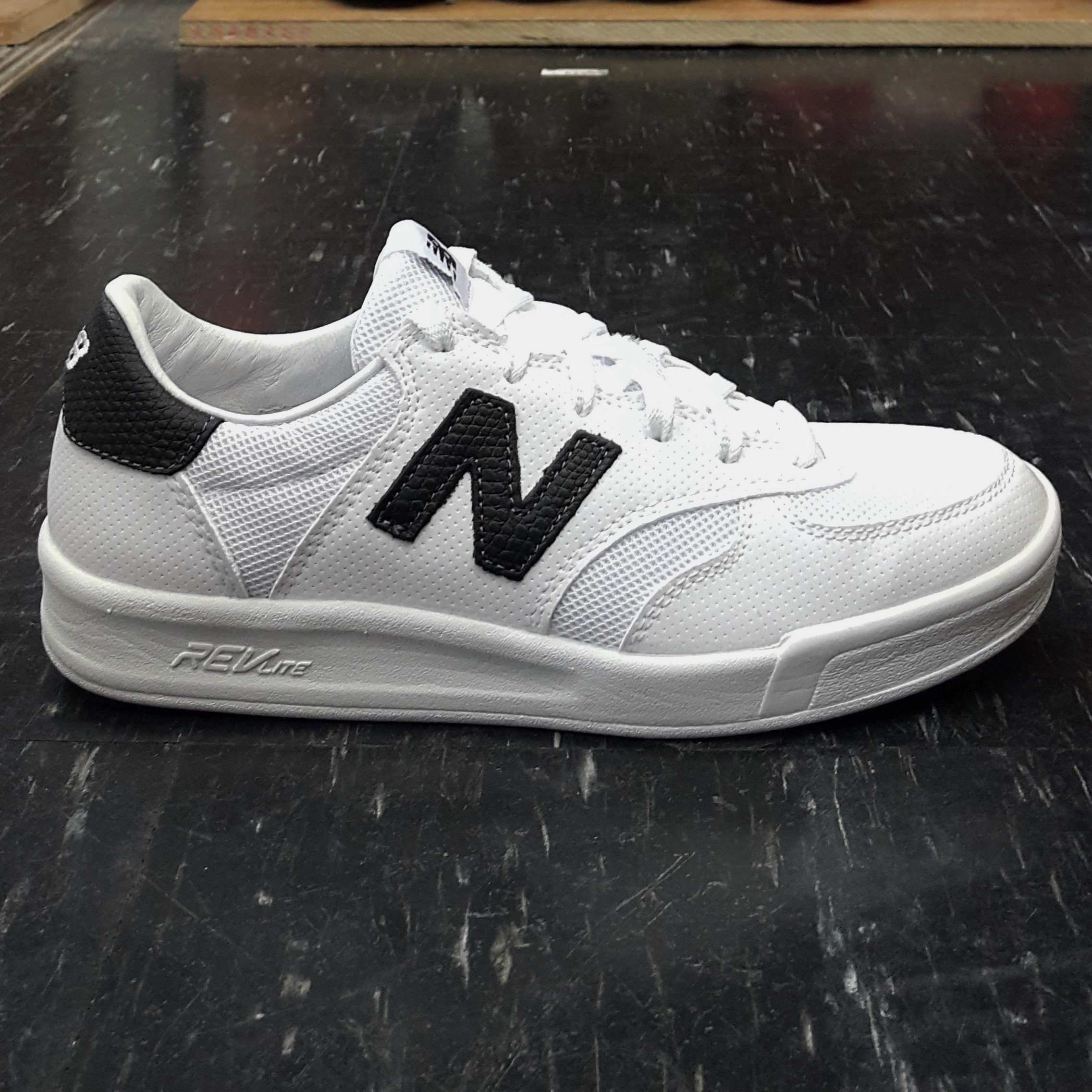 new balance nb 300 CRT300GH 白色黑色網 