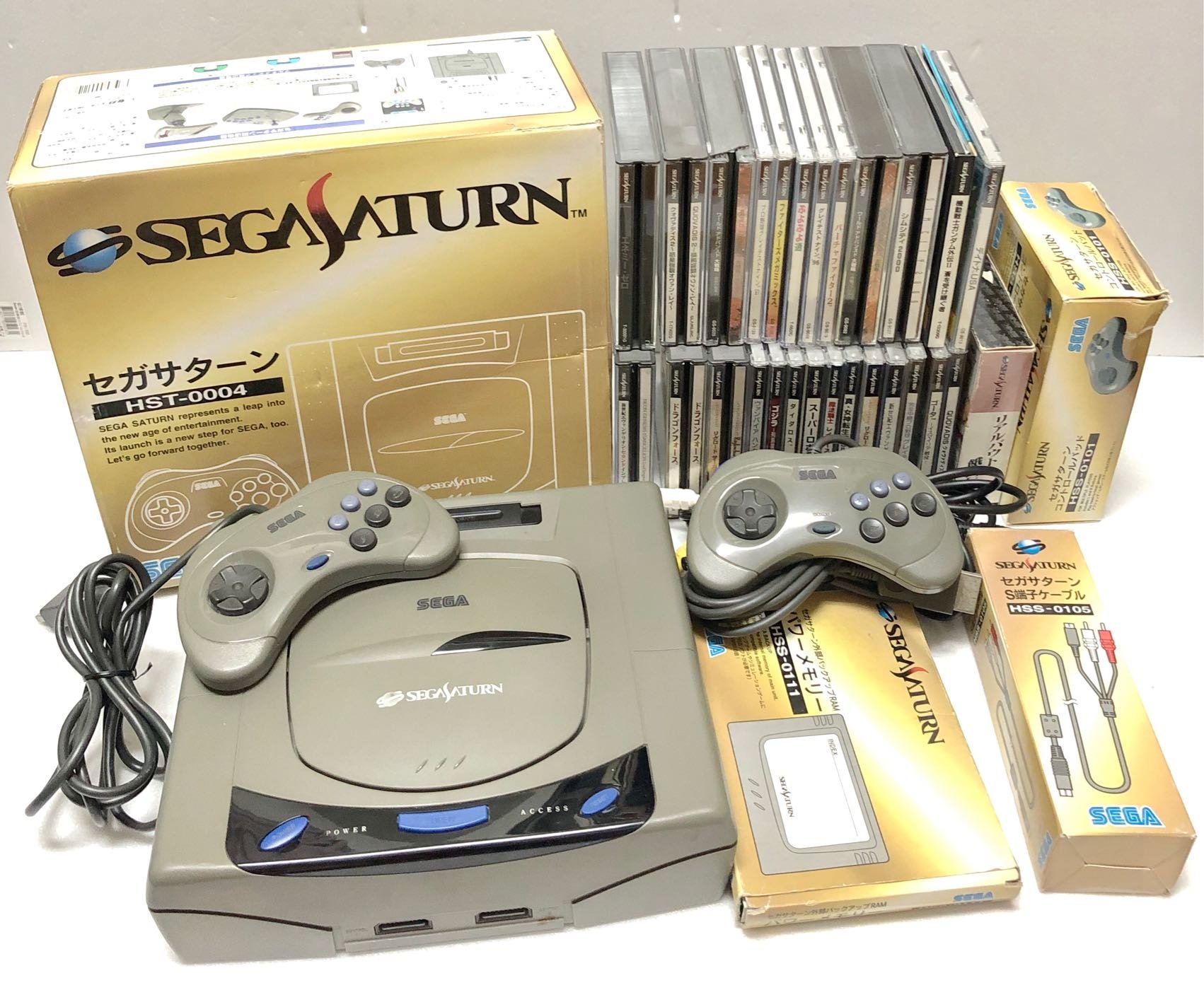 SEGA Saturn SS HST-0004 原廠主機（無改機）、原廠手把*2、原廠記憶卡*1、原廠加速卡*1、日製原廠遊戲*27，盒書對號。