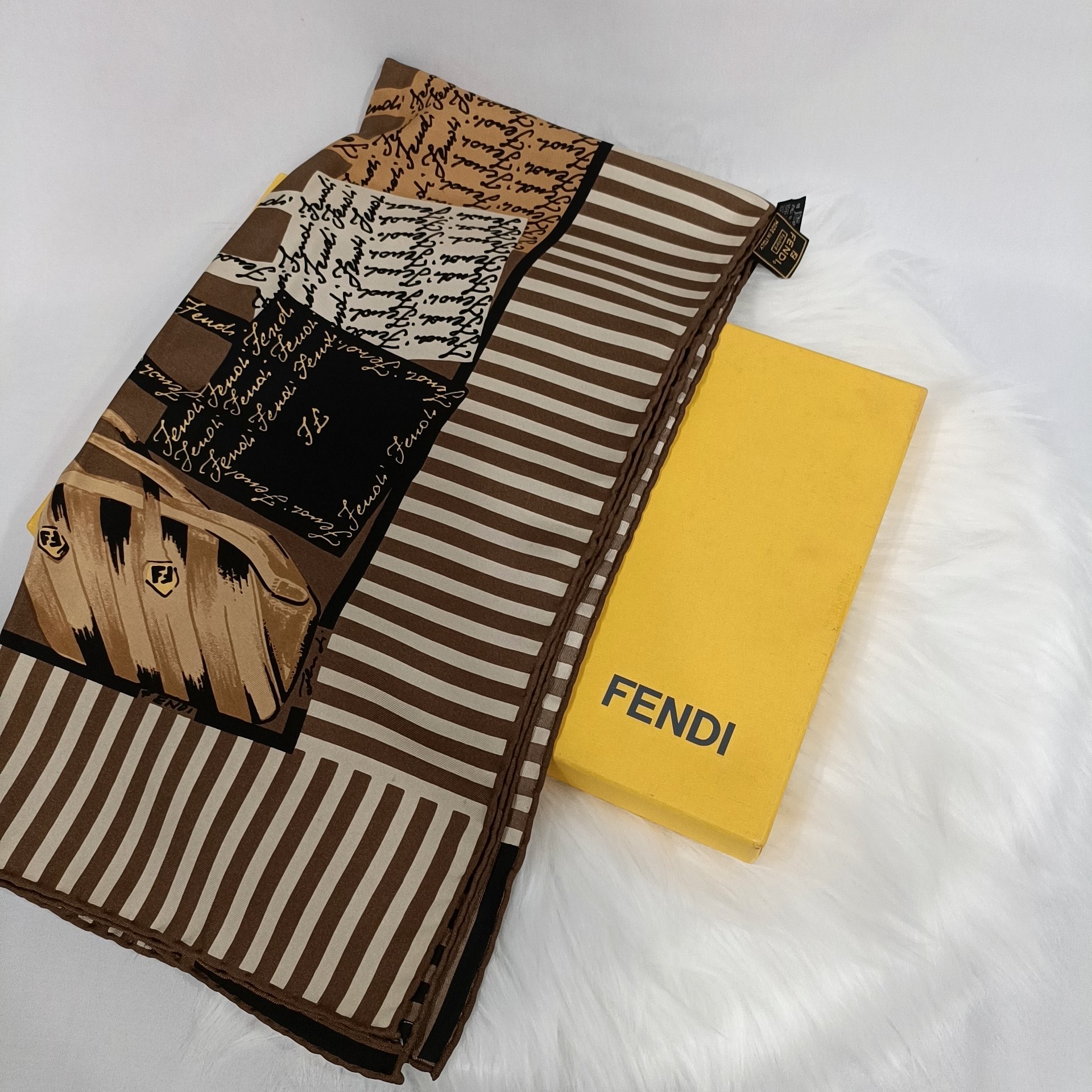 哈極品】美品《FENDI 芬迪咖啡色90x90公分線條包包造型方巾/絲巾