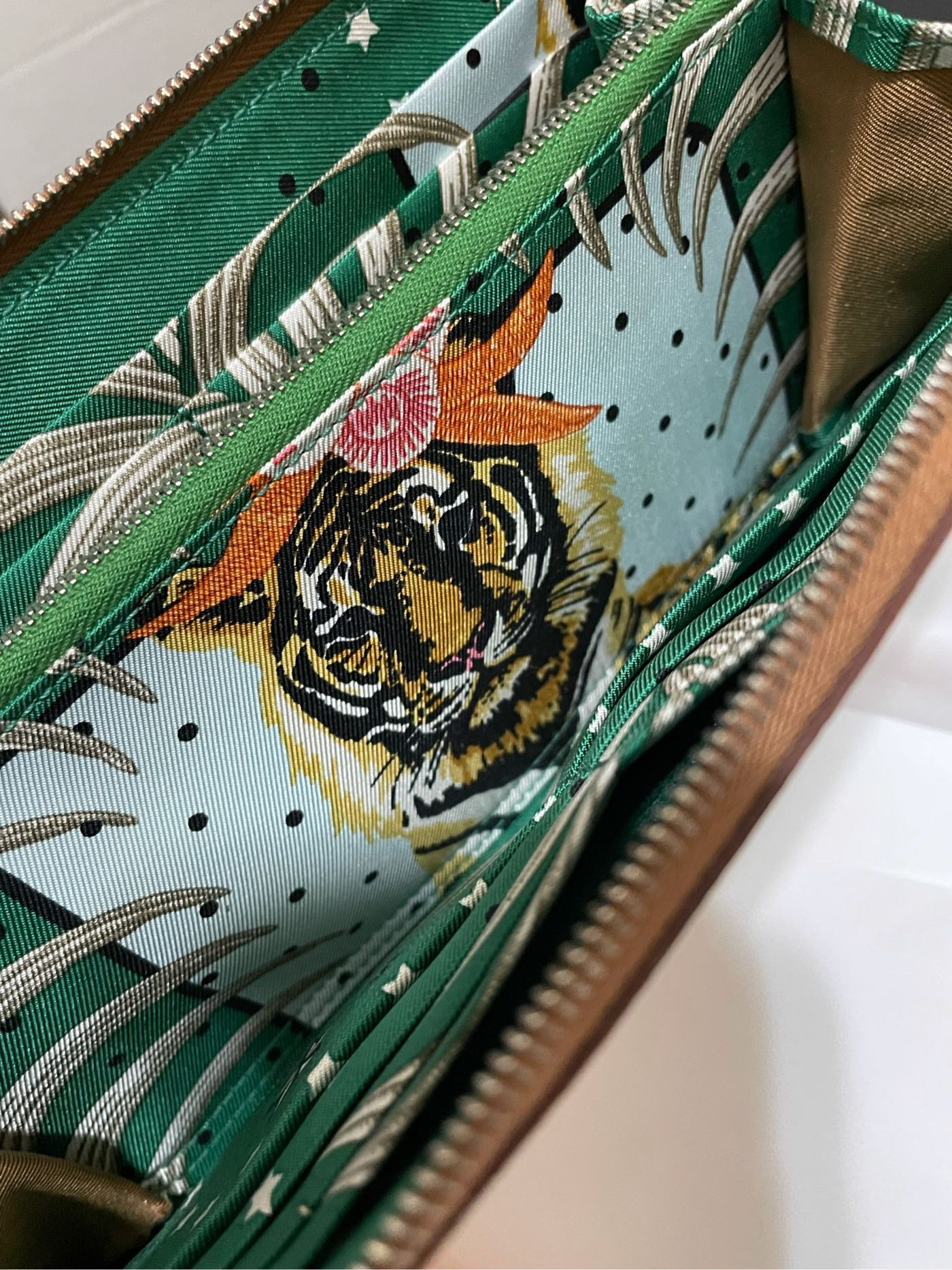 ［小珊瑚精品］歐洲購入正貨 Hermes Silk In Wallet Gold 金色咬錢虎長夾 黑色 愛馬仕 老虎 招財虎 絲巾長夾 駝色