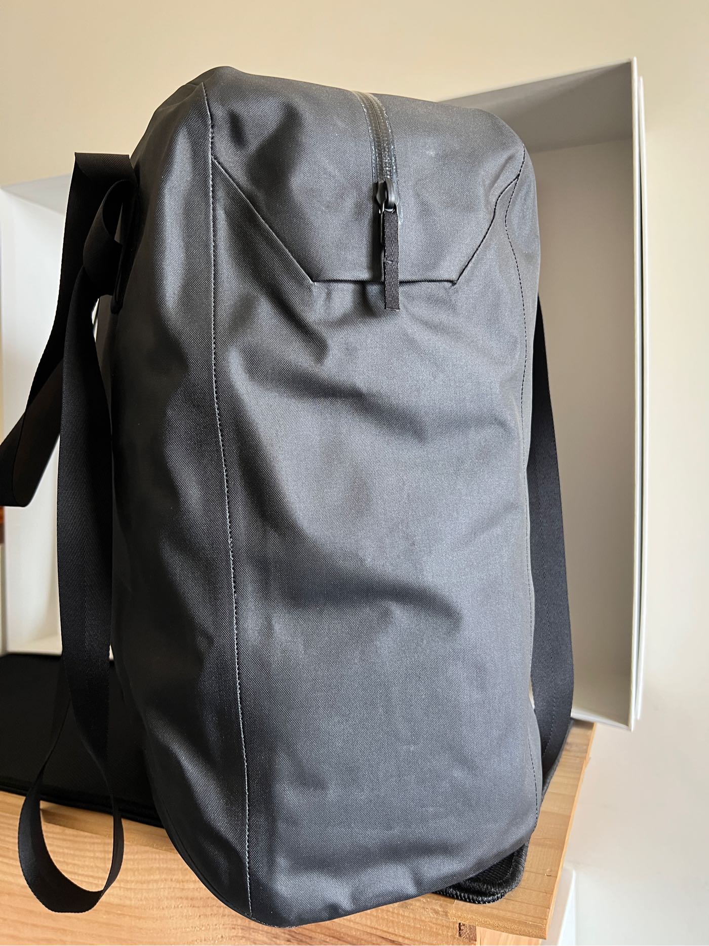 全新正貨始祖鳥arc'teryx veilance seque tote 現貨，黑色！ | Yahoo