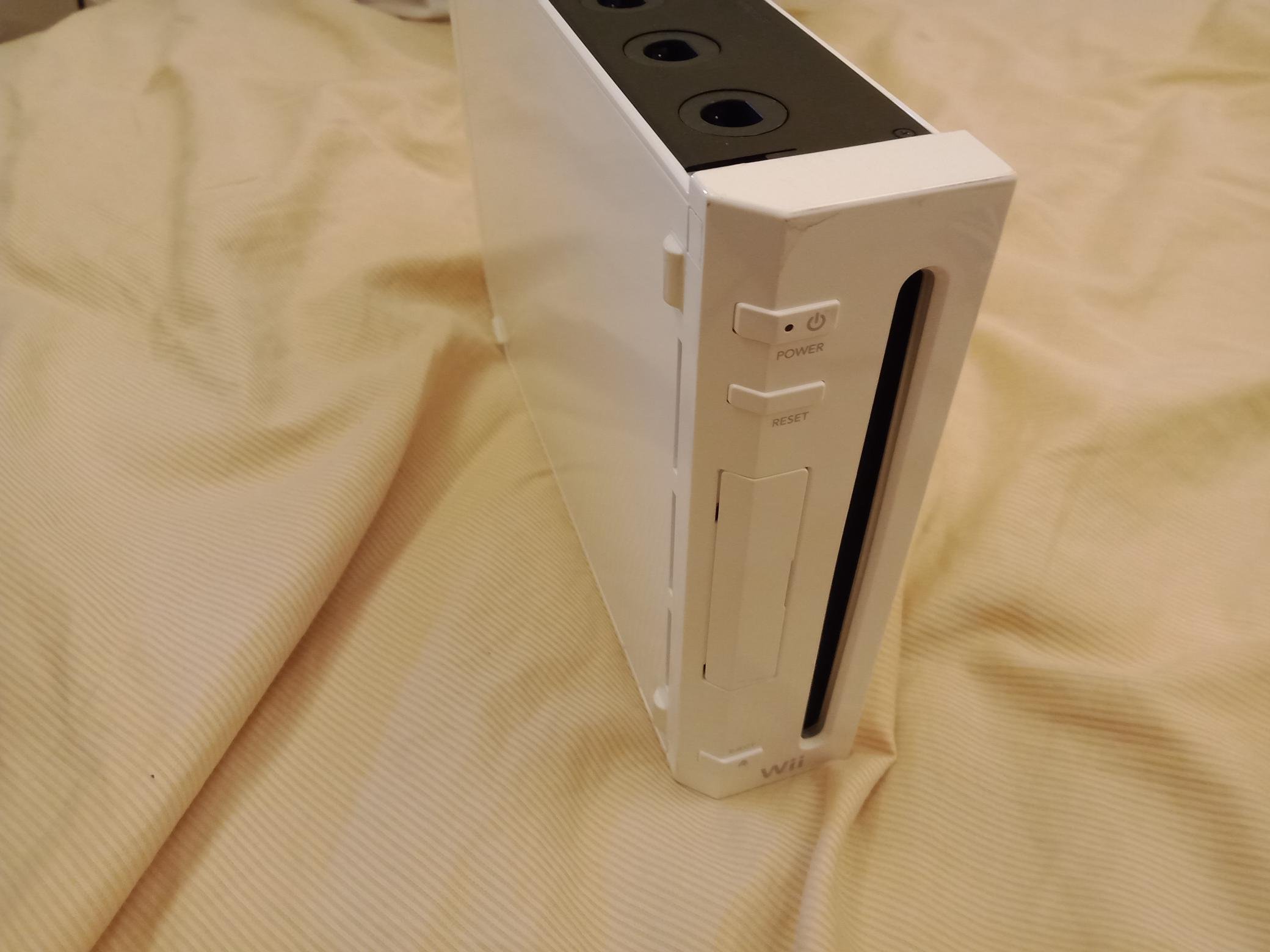 大媽桂二手屋，Nintendo 任天堂 Wii 主機，型號：RVL-001(JPN)，含全套配件，不含手把控制器（網路全新手把約350），未改機，只要700元