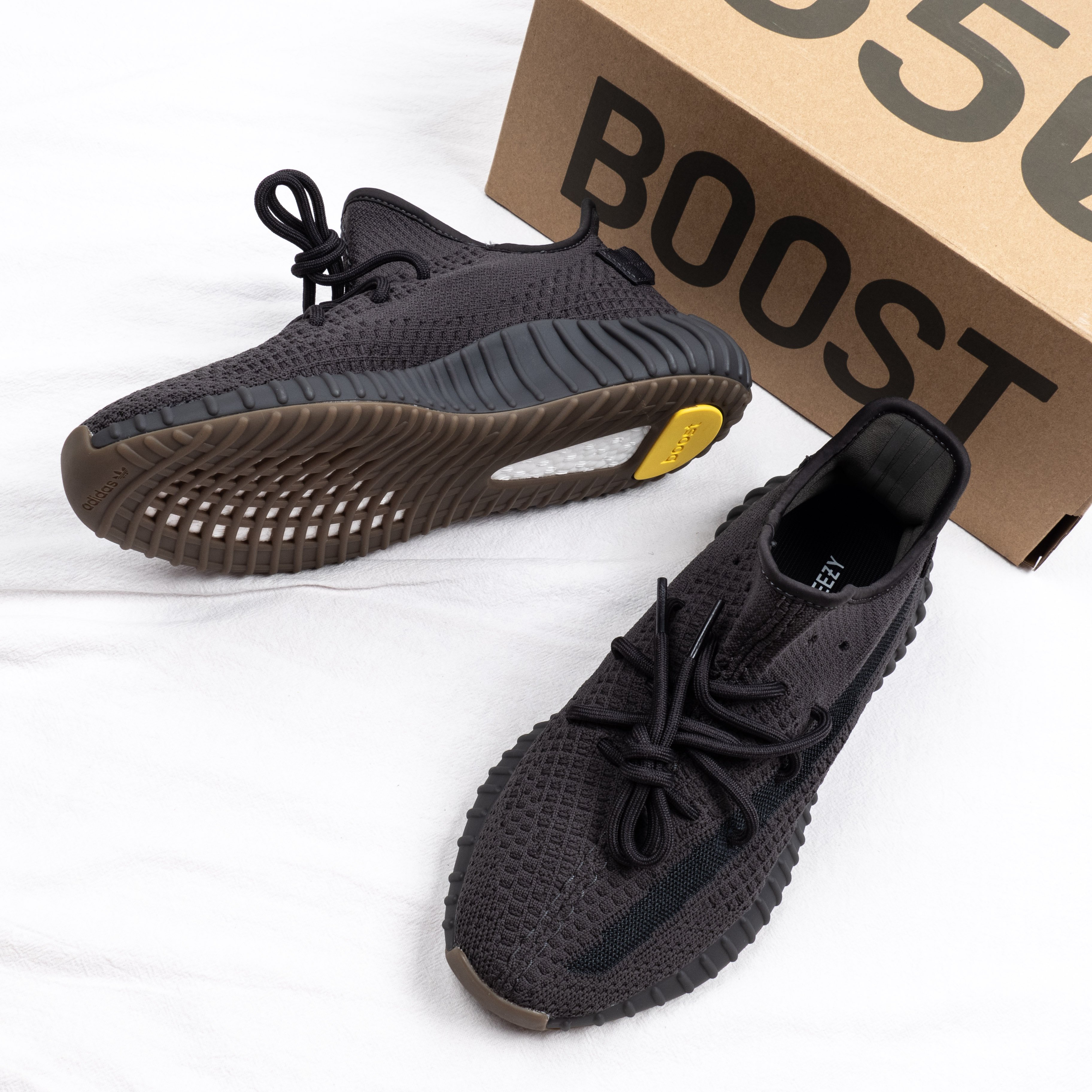 Adidas Yeezy Boost 350 V2 “Cinder” 碳黑黑魂生膠底慢跑鞋男女鞋