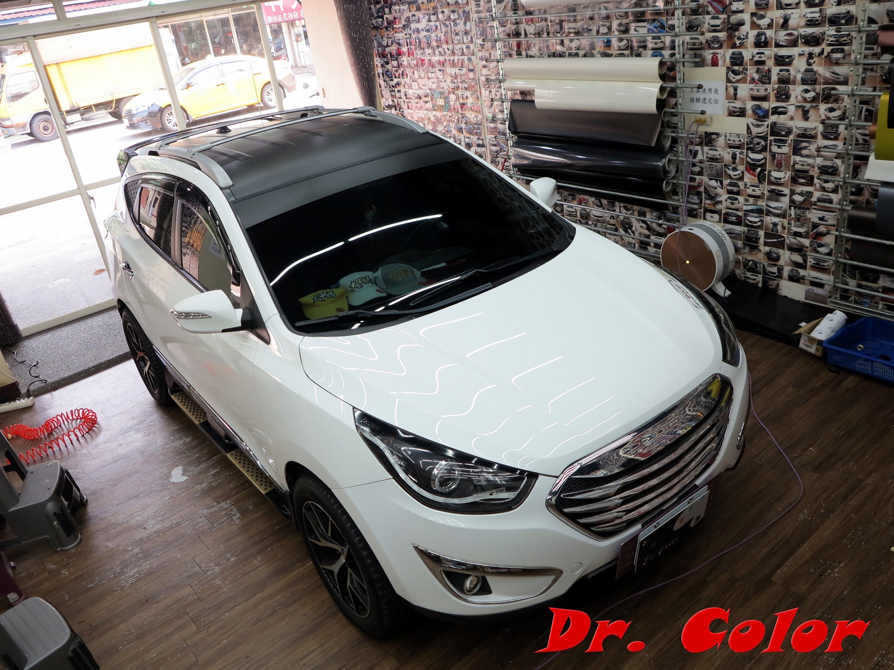 Dr Color 玩色專業汽車包膜hyundai Ix35 髮絲黑 黑carbon 車頂 前擋局部 旅行架 Yahoo奇摩拍賣