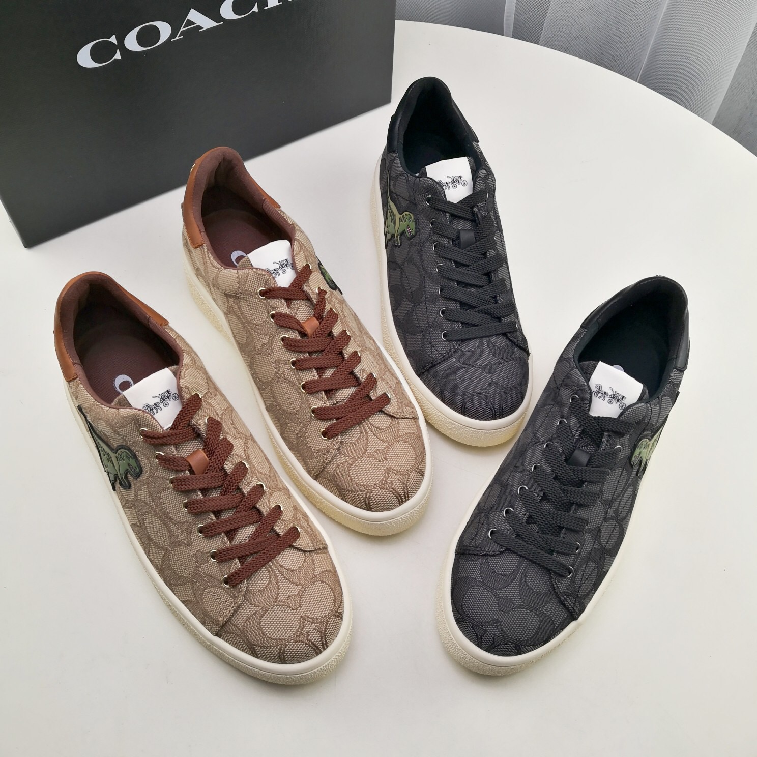 ❤小鹿嚴選❤DanDan代購 美國正品 COACH 2020最新款 休閒女鞋 系列小恐龍 鞋面用品牌專用斜紋布加恐龍裝飾 內裡墊腳