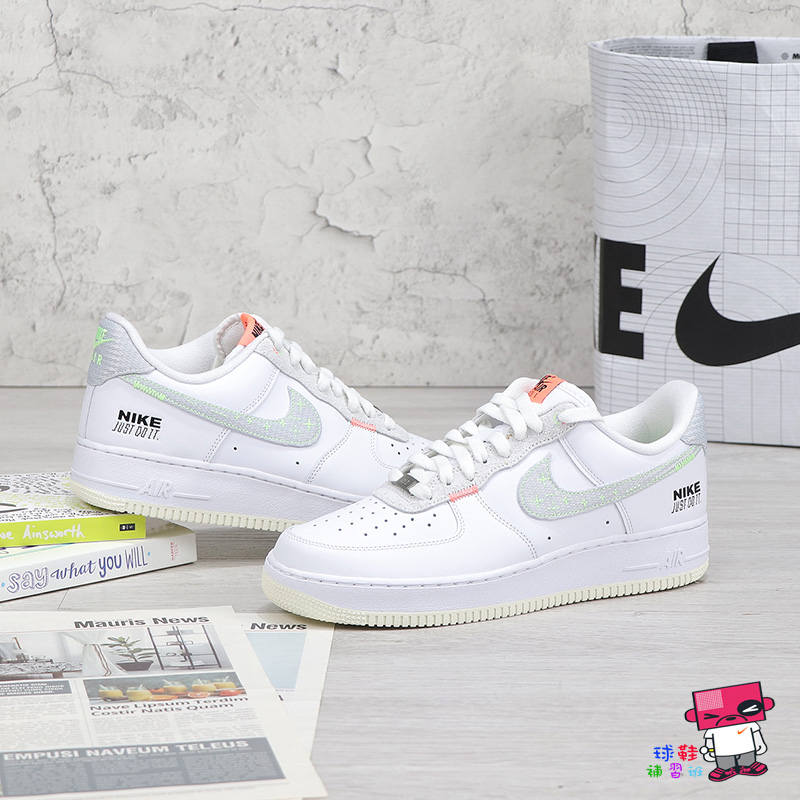 球鞋補習班NIKE AIR FORCE 1 LV8 白彩螢光標語男女刺繡休閒鞋AF1