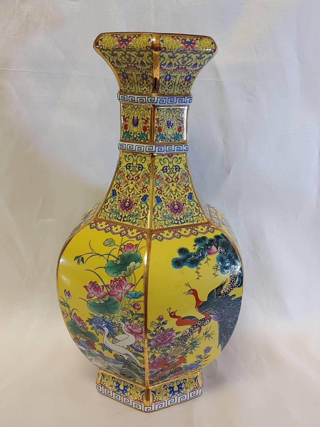 乾隆御製六方花鳥琺瑯釉蒜頭瓶景致物體具有立體感，堪稱集清代瓷器藝術