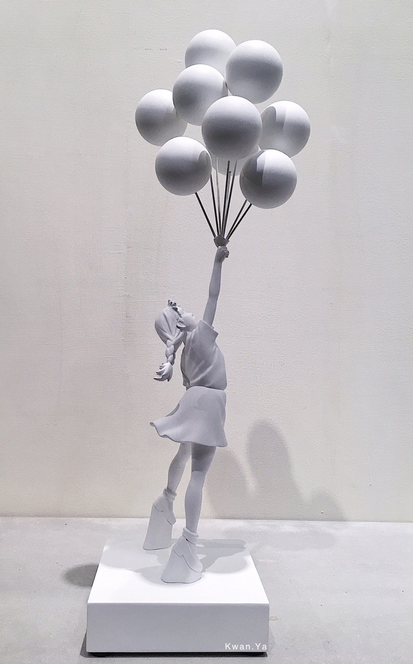 Banksy Flying Balloons Girl 氣球女MedicomToy SYNC 藝術公仔Kaws