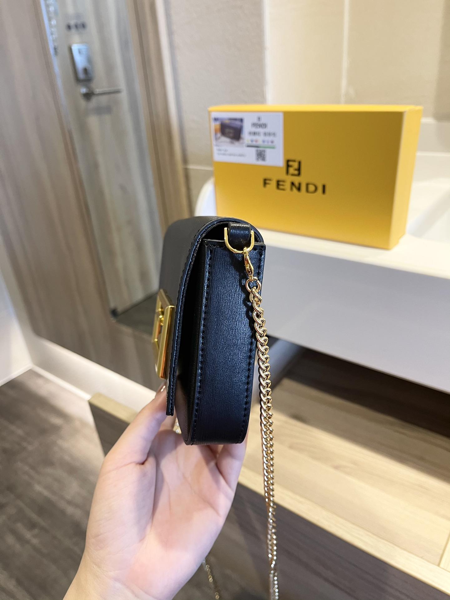 【熱賣精選】  Fendi 新款鏈條包 黑色牛皮包 FF扣迷你鏈條字母單肩斜挎包 尺寸 21.3.13 配盒 含購證明星