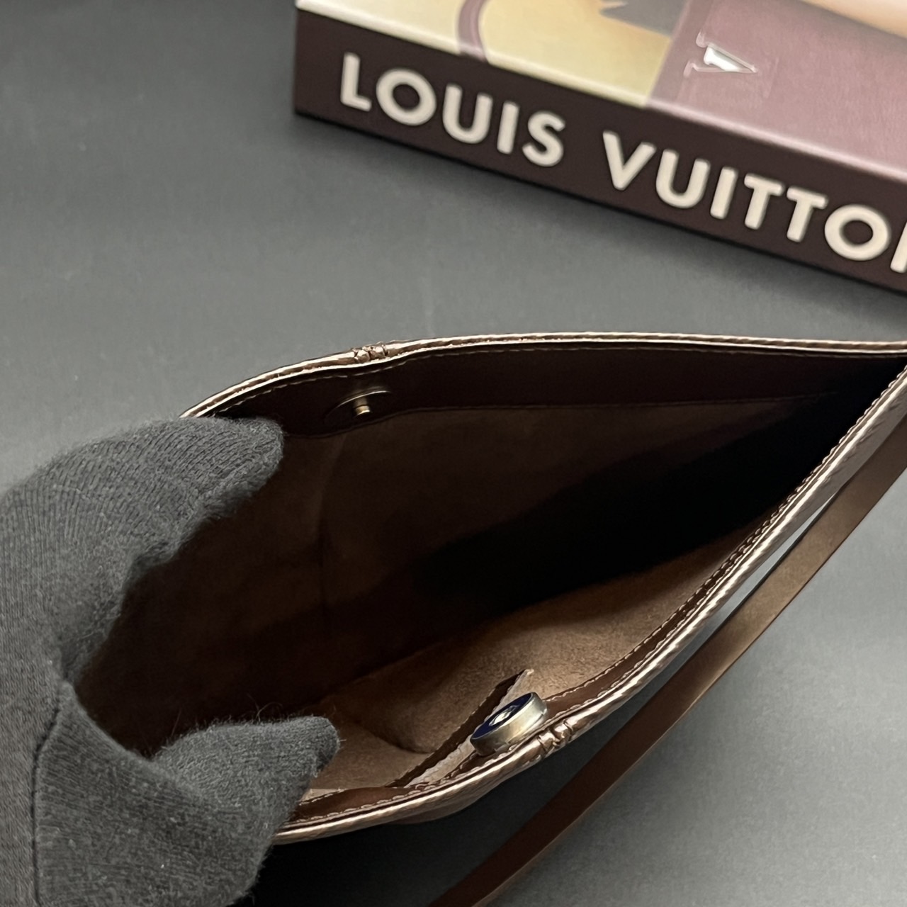 哈極品】二手美品《Louis Vuitton LV 摩卡色EPI 水波紋銀扣貝殼扁包