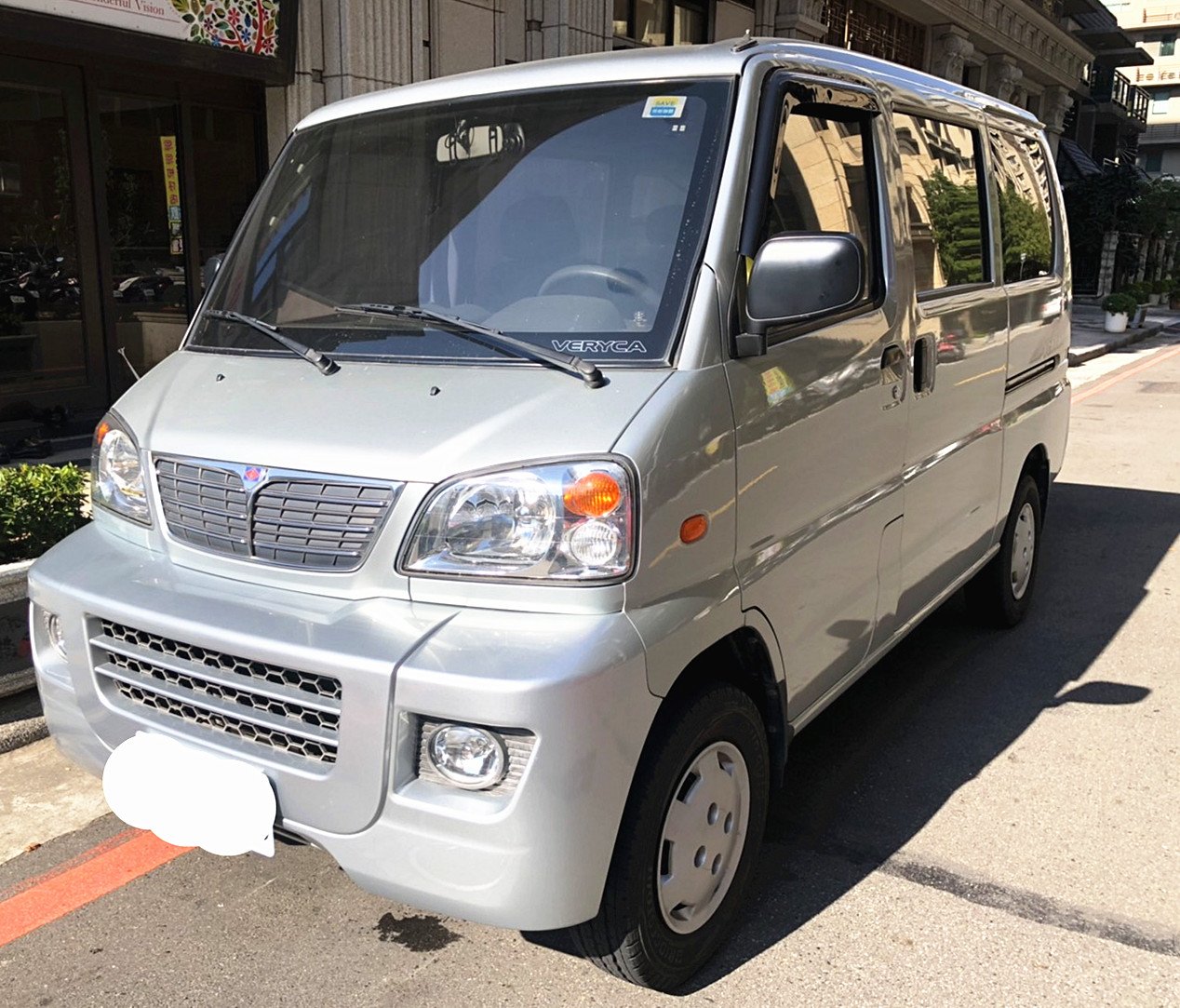 2010 Mitsubishi 三菱 商用車