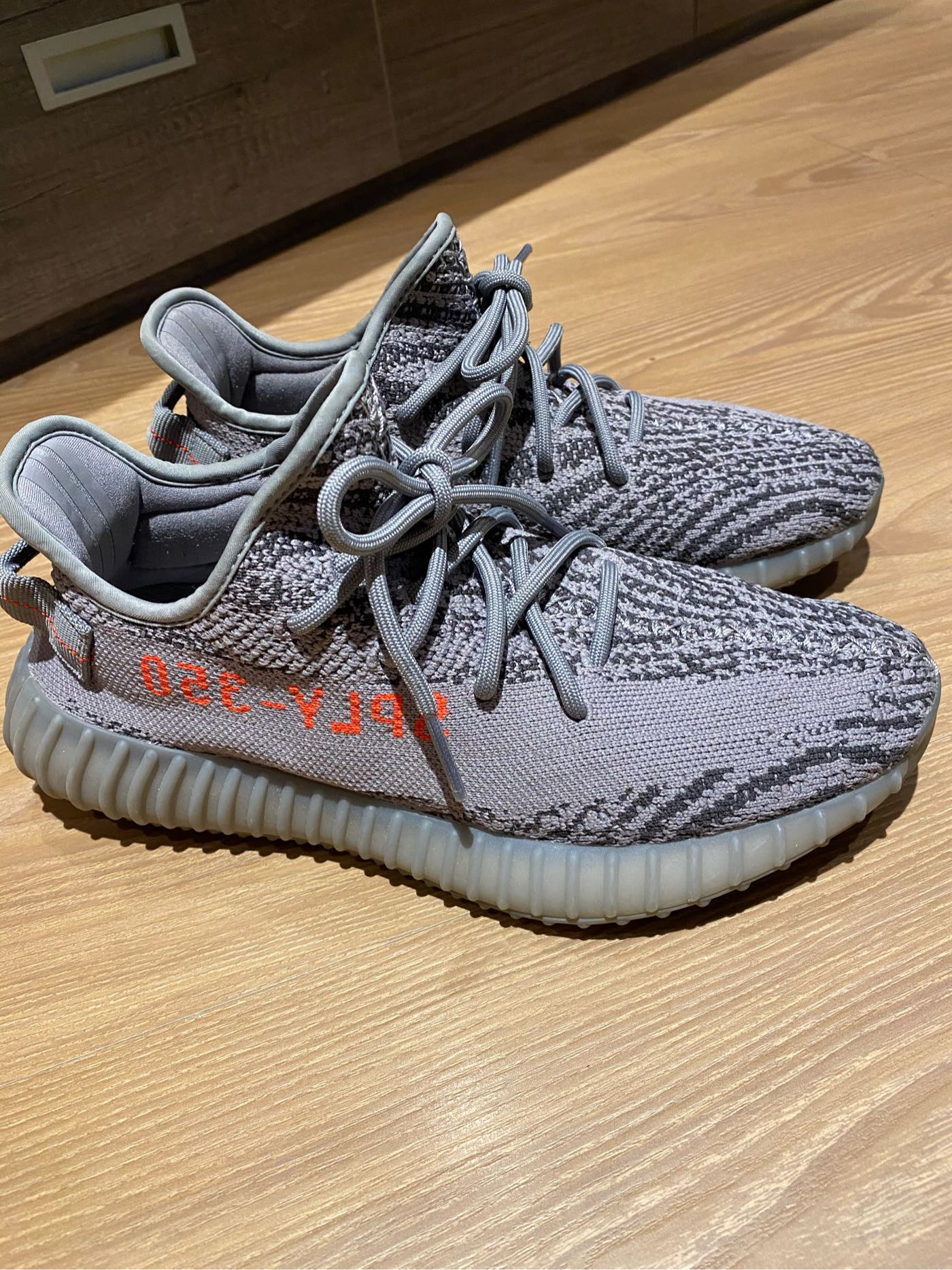 二手adidas YEEZY BOOST 350 V2 BELUGA 2.0 鐵灰橘紅灰斑馬尺寸US8.5