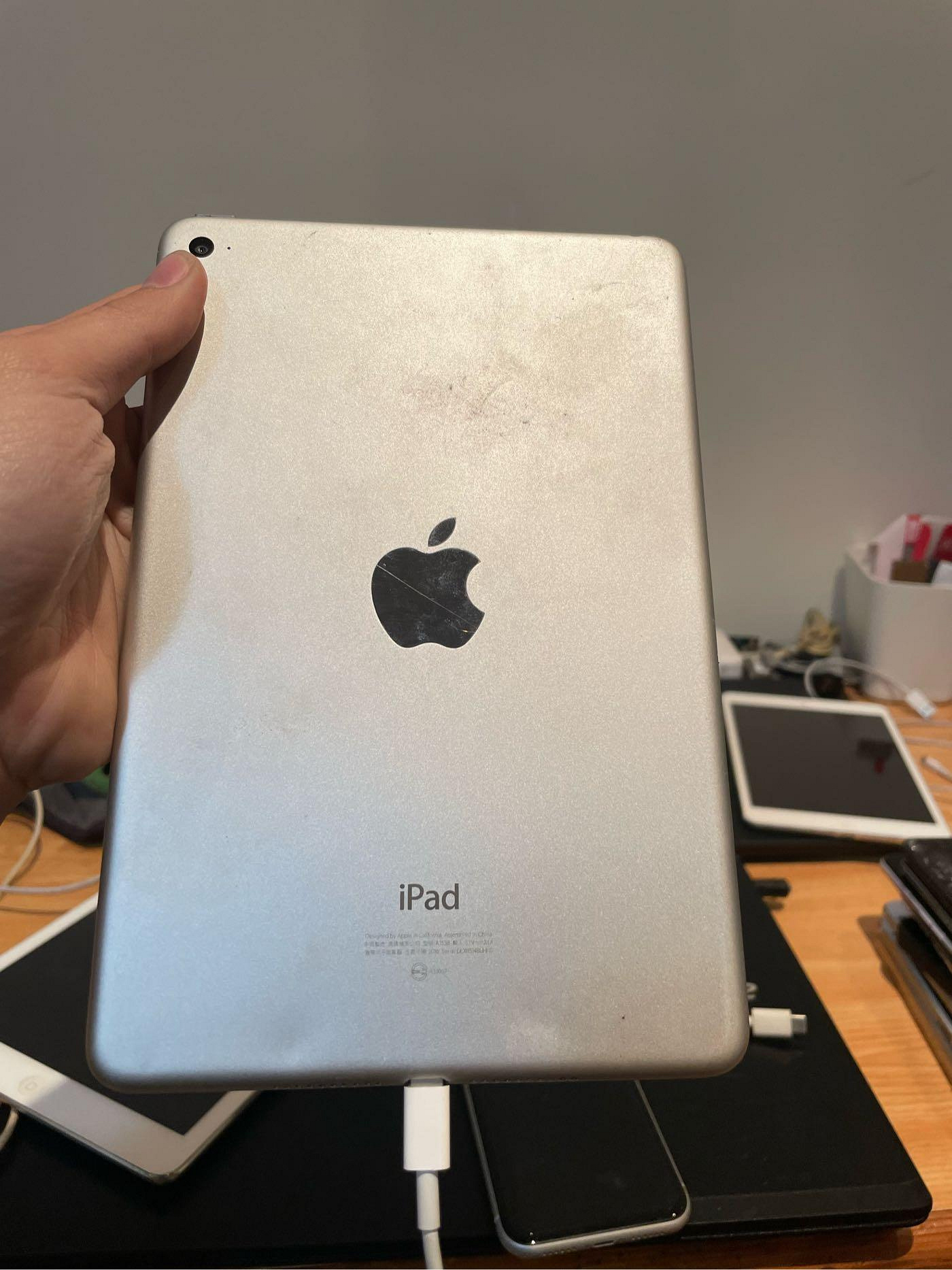 iPad a1538 充電一瞬間有亮又熄掉 應該是沒電池 便宜賣 零件機