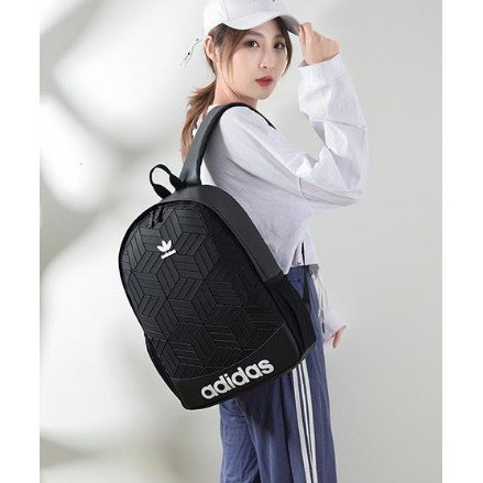 100％原廠Adidas 三葉草三宅一生聯名菱形男生後背包 女生肩背包 運動休閒雙肩包 防水皮革女包學生包包