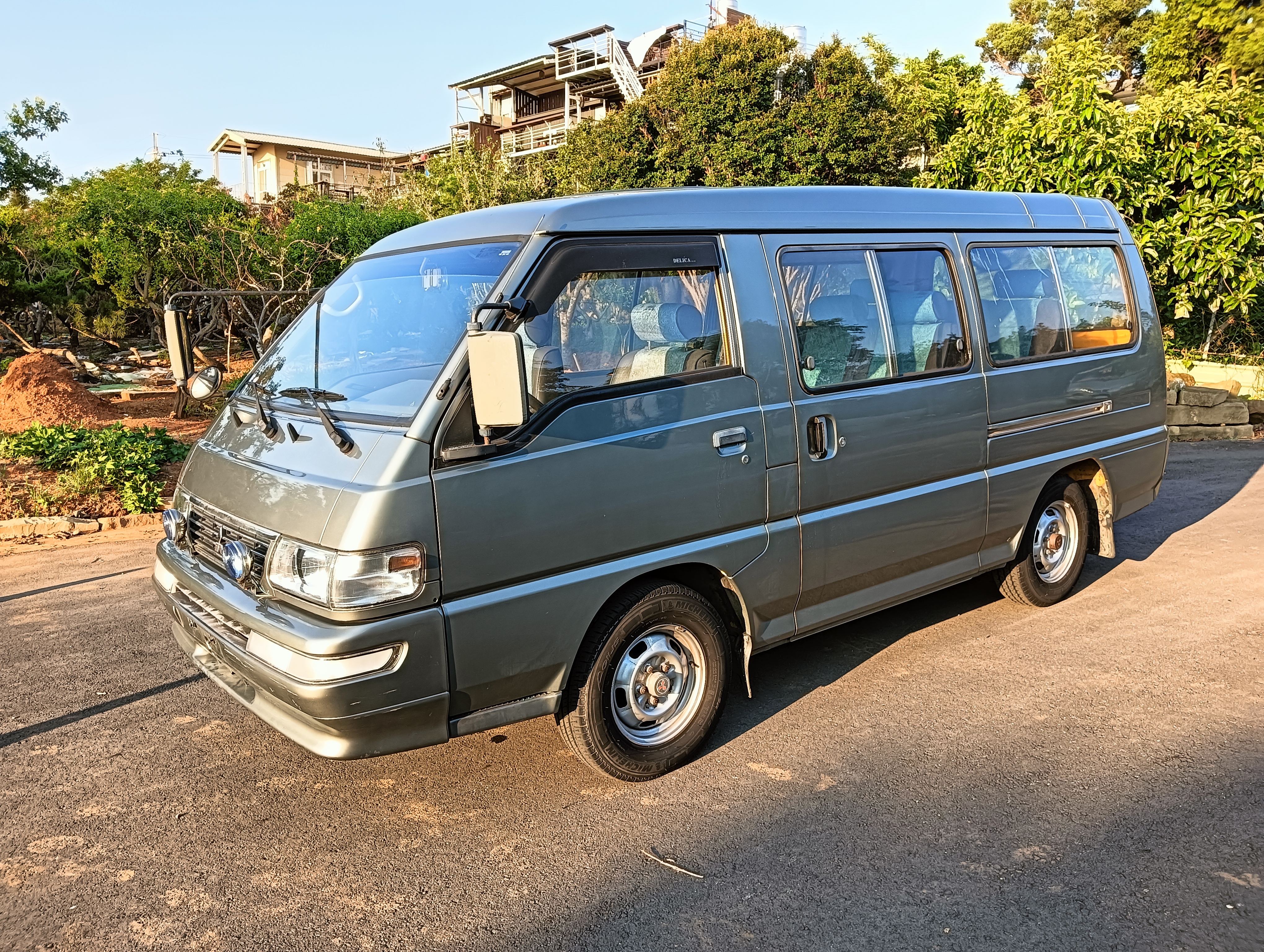 2010 Mitsubishi 三菱 商用車