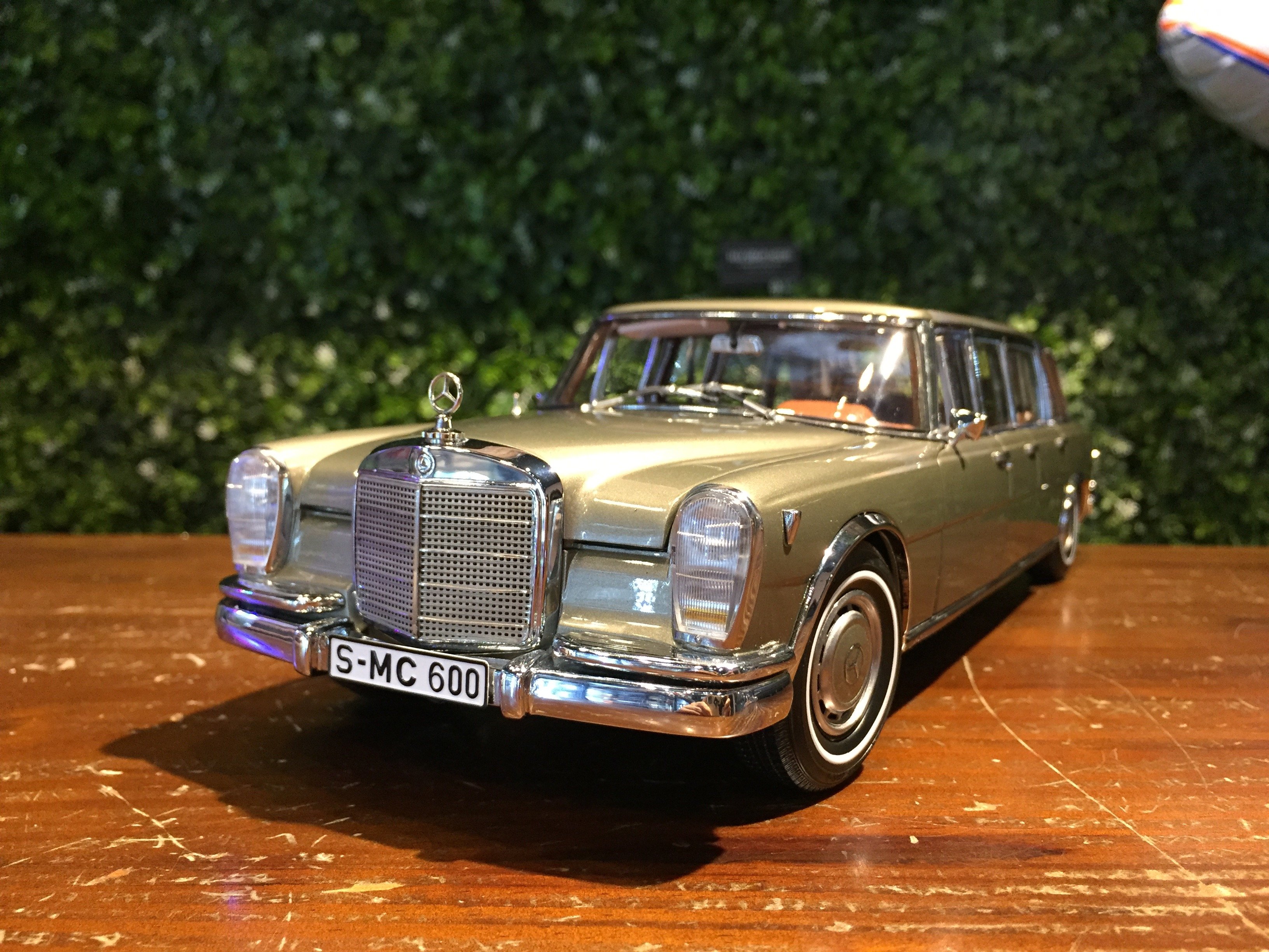 1/18 CMC Mercedes-Benz 600 Pullman (W100) Sunroof M204【MGM