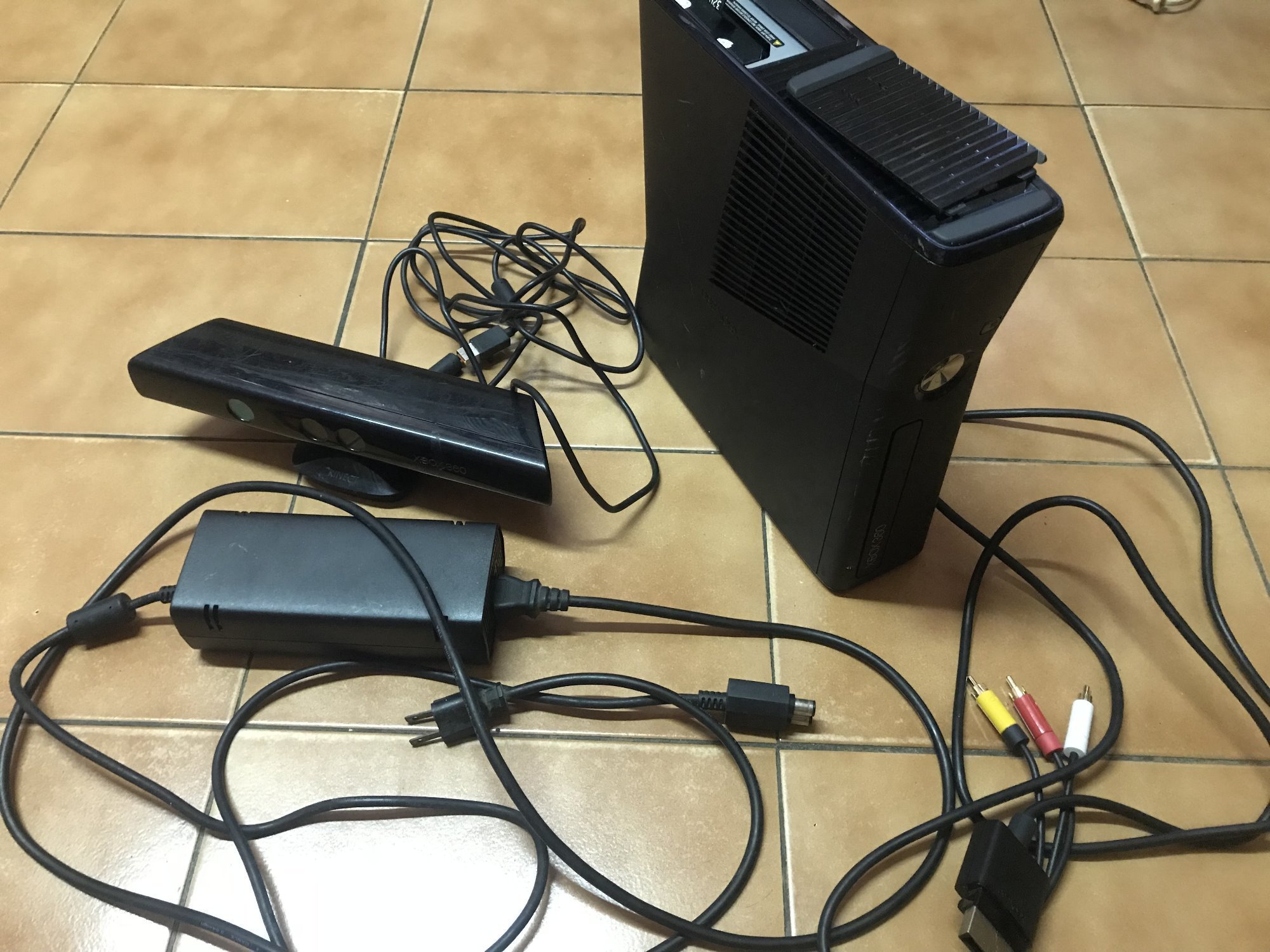 二手 XBOX360 主機 + 電源線變壓器+ AV線 + Kinect 體感應器+ 硬碟 320G + 手把_郵寄