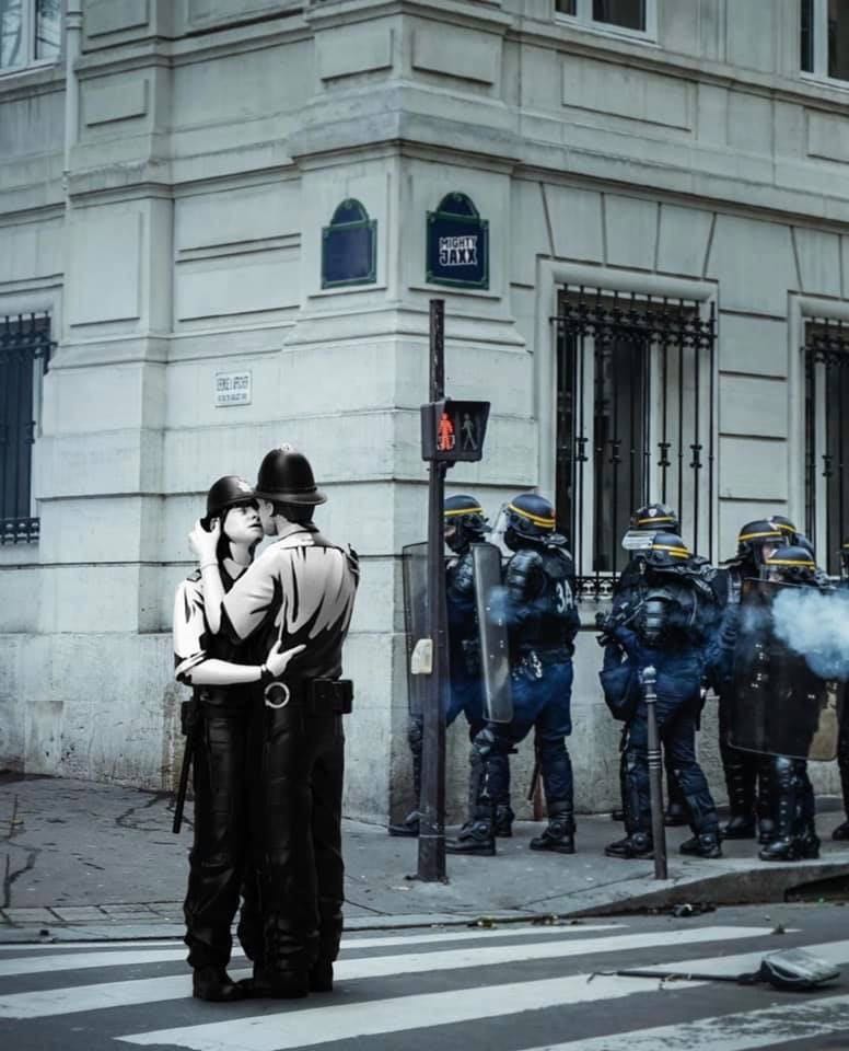 Mighty Jaxx推出Banksy Kissing Coppers by BRANDALISED 親吻警察