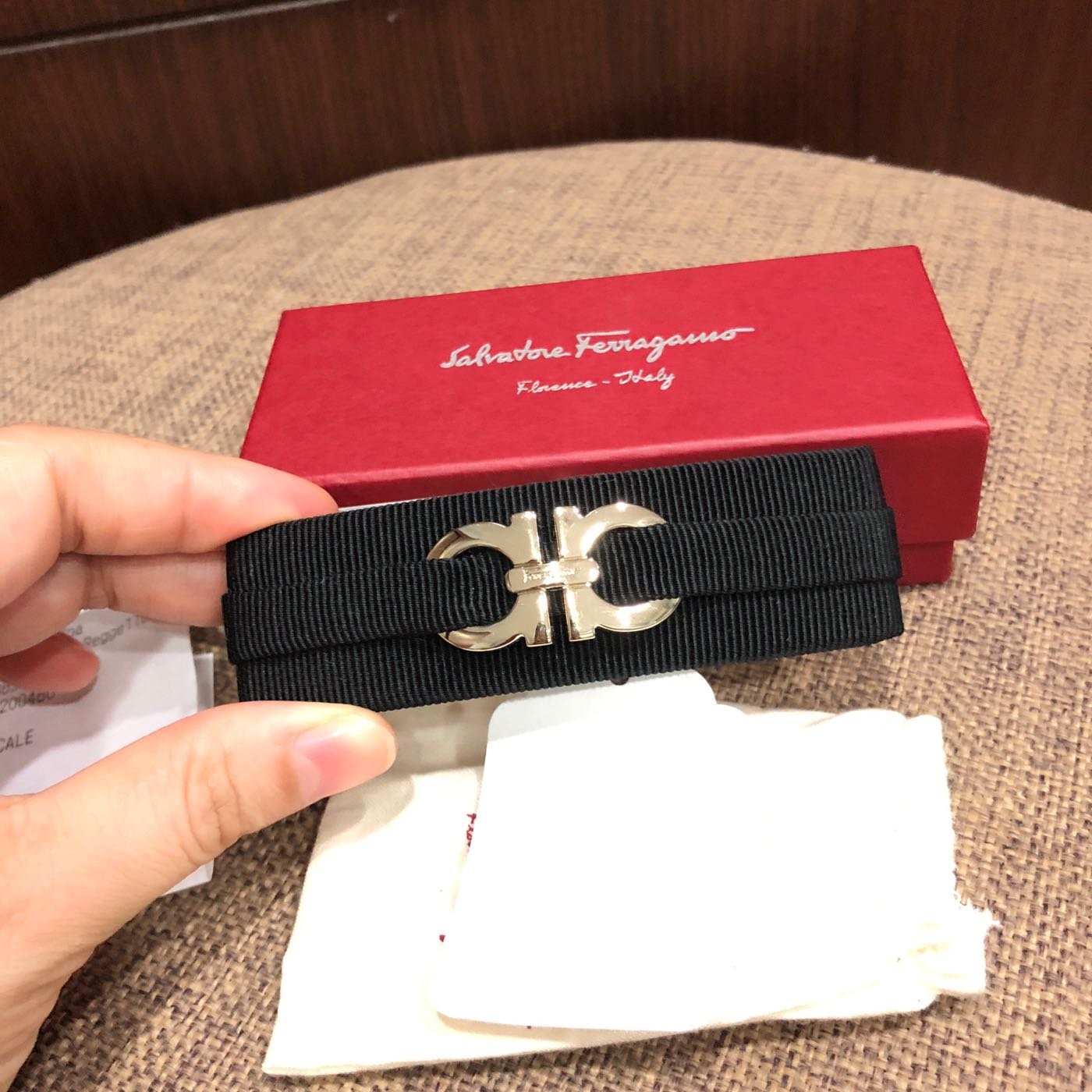 全新 Salvatore ferragamo 黑色金logo 髮夾 彈力夾 自動夾 不議