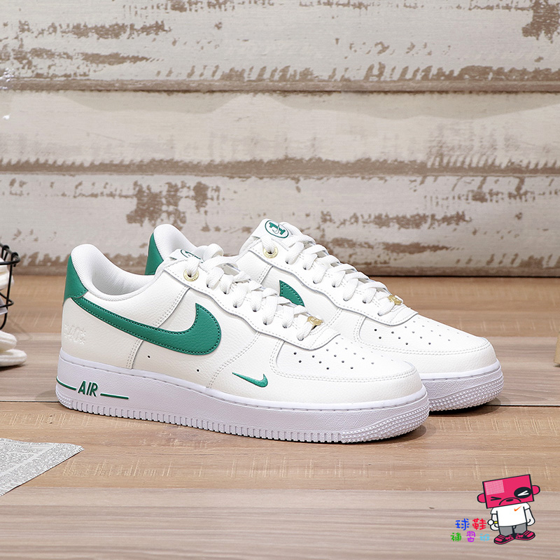 球鞋補習班NIKE AIR FORCE 1 07 LV8 40週年壓印白綠小勾金屬男女DQ7658