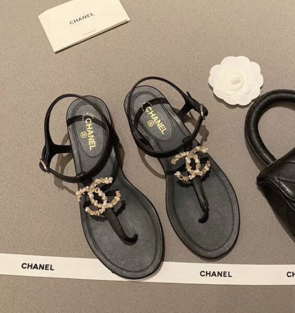 Chanel香奈兒 經典雙C珍珠扣夾腳涼鞋 平底，香奶奶家的經典，真心好看，秀氣名媛，精緻工藝，全羊皮