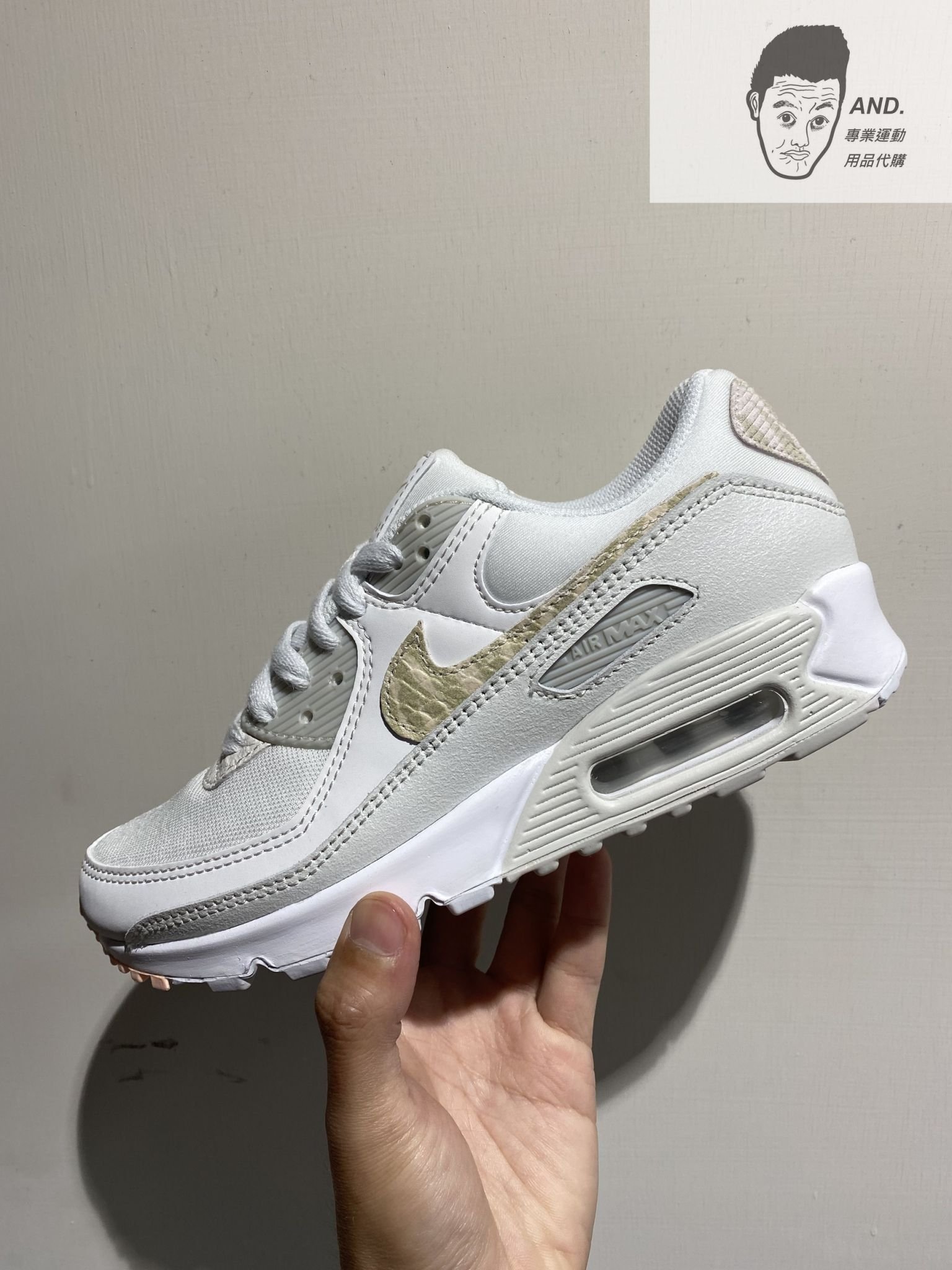 AND.】NIKE AIR MAX 90 SE 休閒鞋經典氣墊復古印花白灰女款CV8824-100