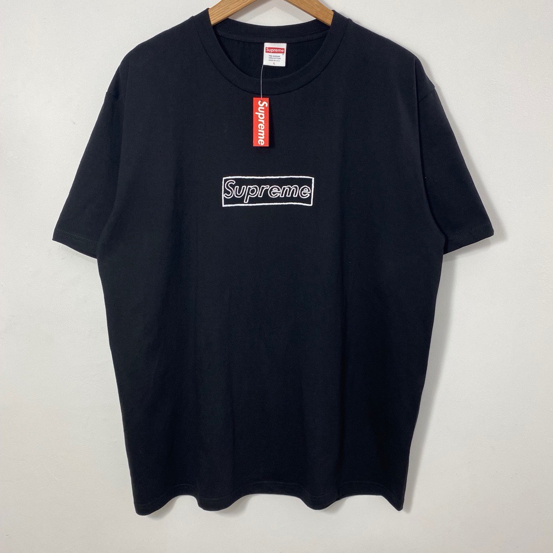 Supreme KAWS Chalk Logo Tee | Yahoo奇摩拍賣