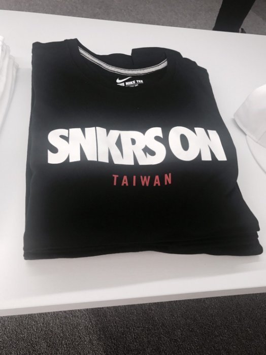 臺灣 Nike Snkrs On Taiwan Tee 黑底白字 運動短T 台灣限定 限量 L號 跑步 慢跑 ...