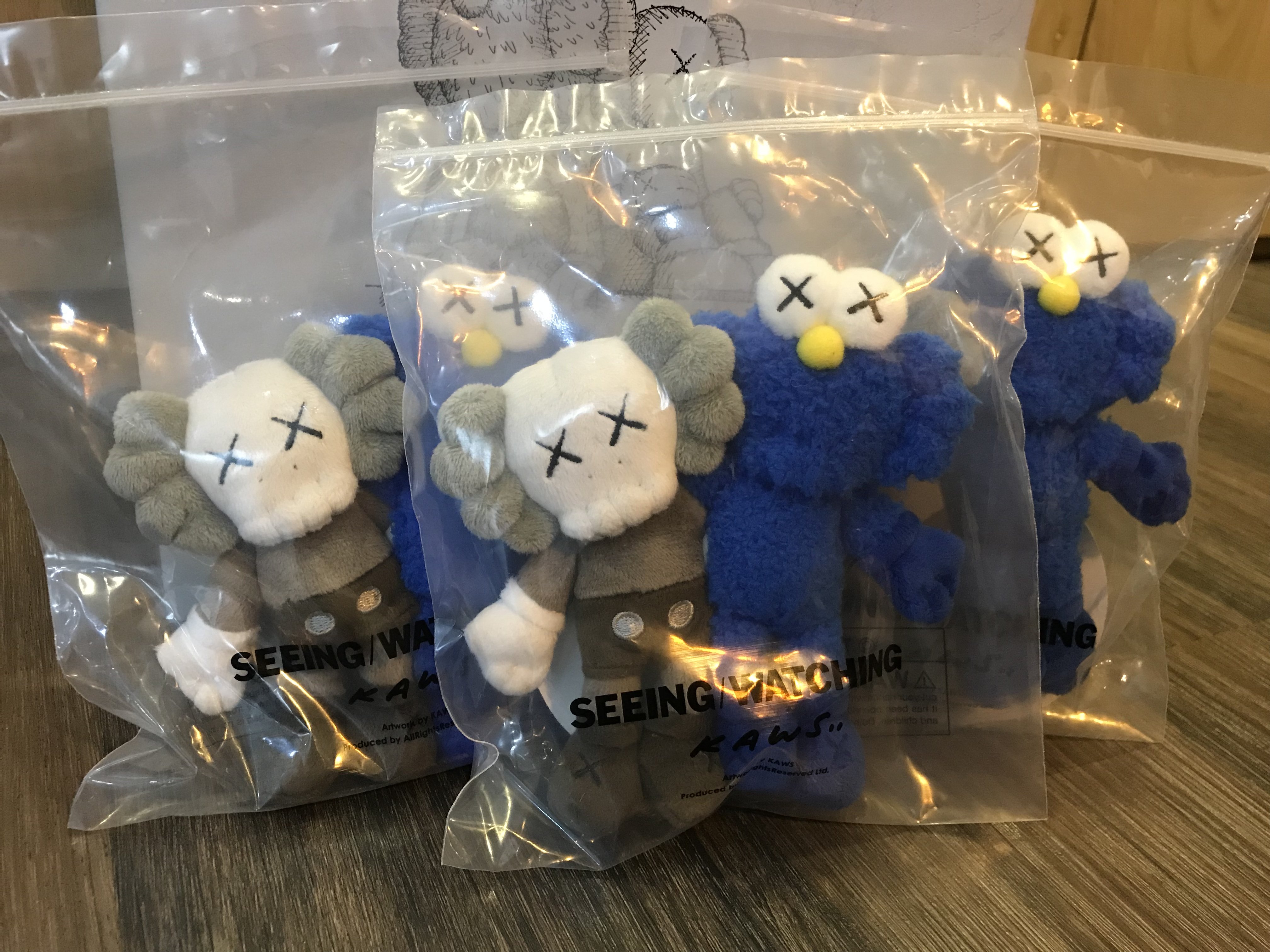 完售Kaws BFF seeing watching Keychain 鑰匙圈絨毛公仔| Yahoo奇摩拍賣