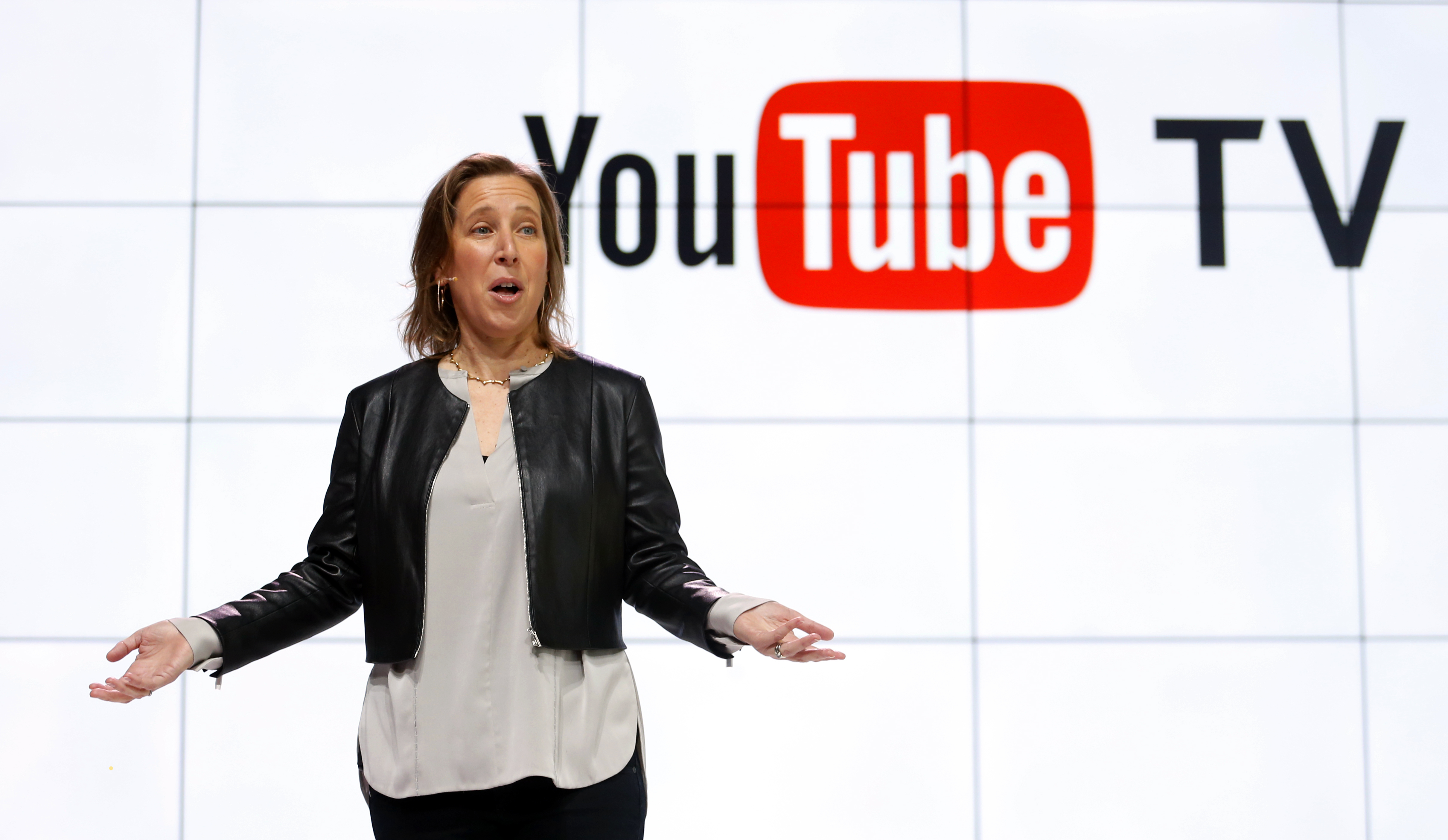 photo of YouTube TV apologizes for outage with a one-week credit image