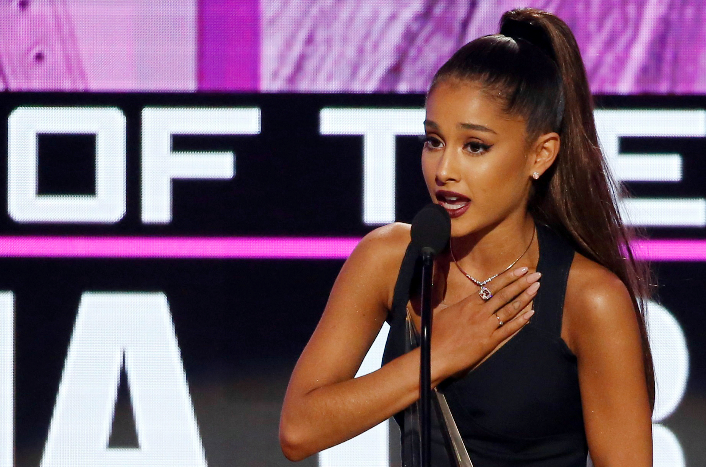 Ariana Grande suing Forever 21 for using 'lookalike' model - BBC Newsround