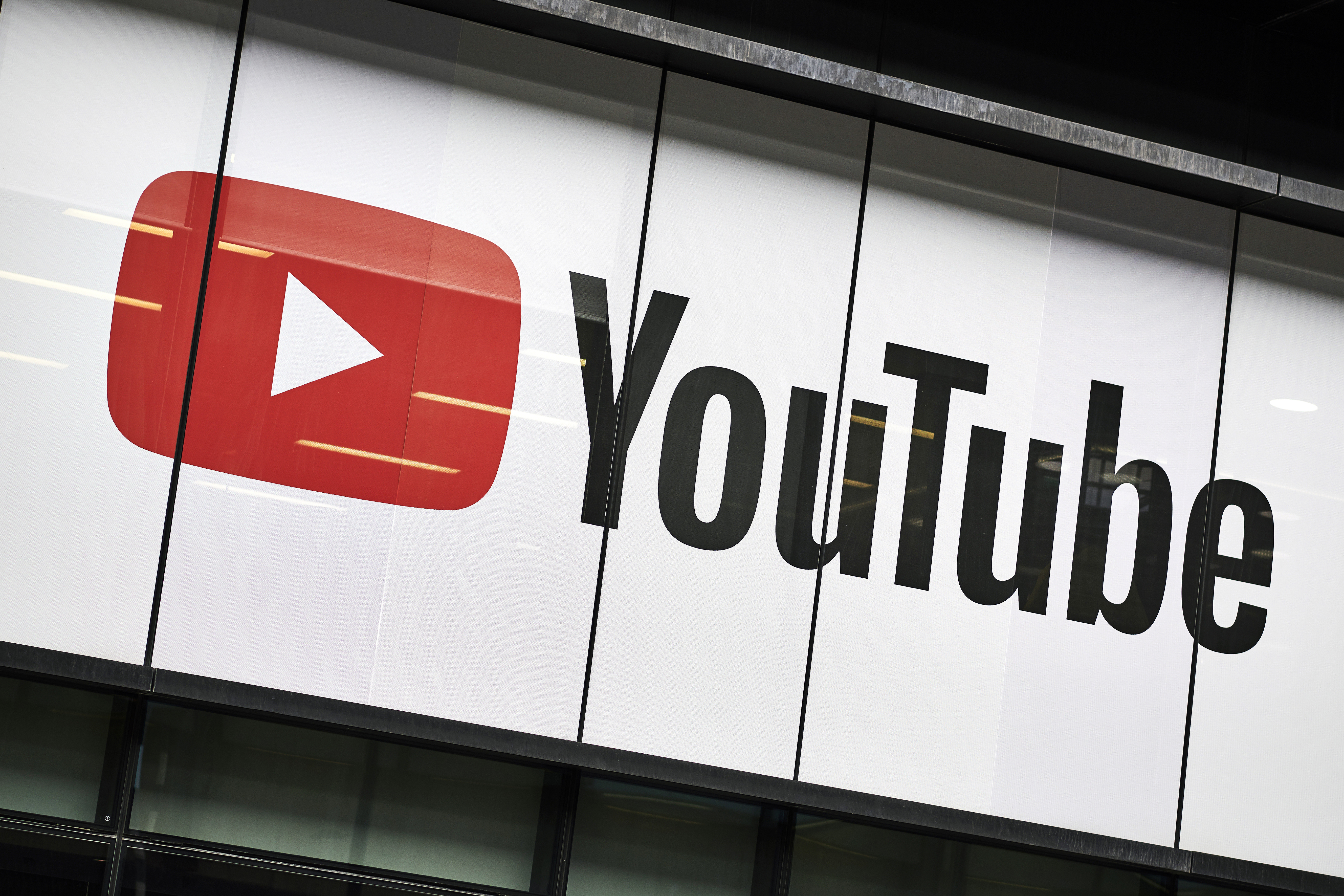 YouTube lutte toujours contre la désinformation électorale de 2020 alors qu'il se prépare pour les mi-mandats