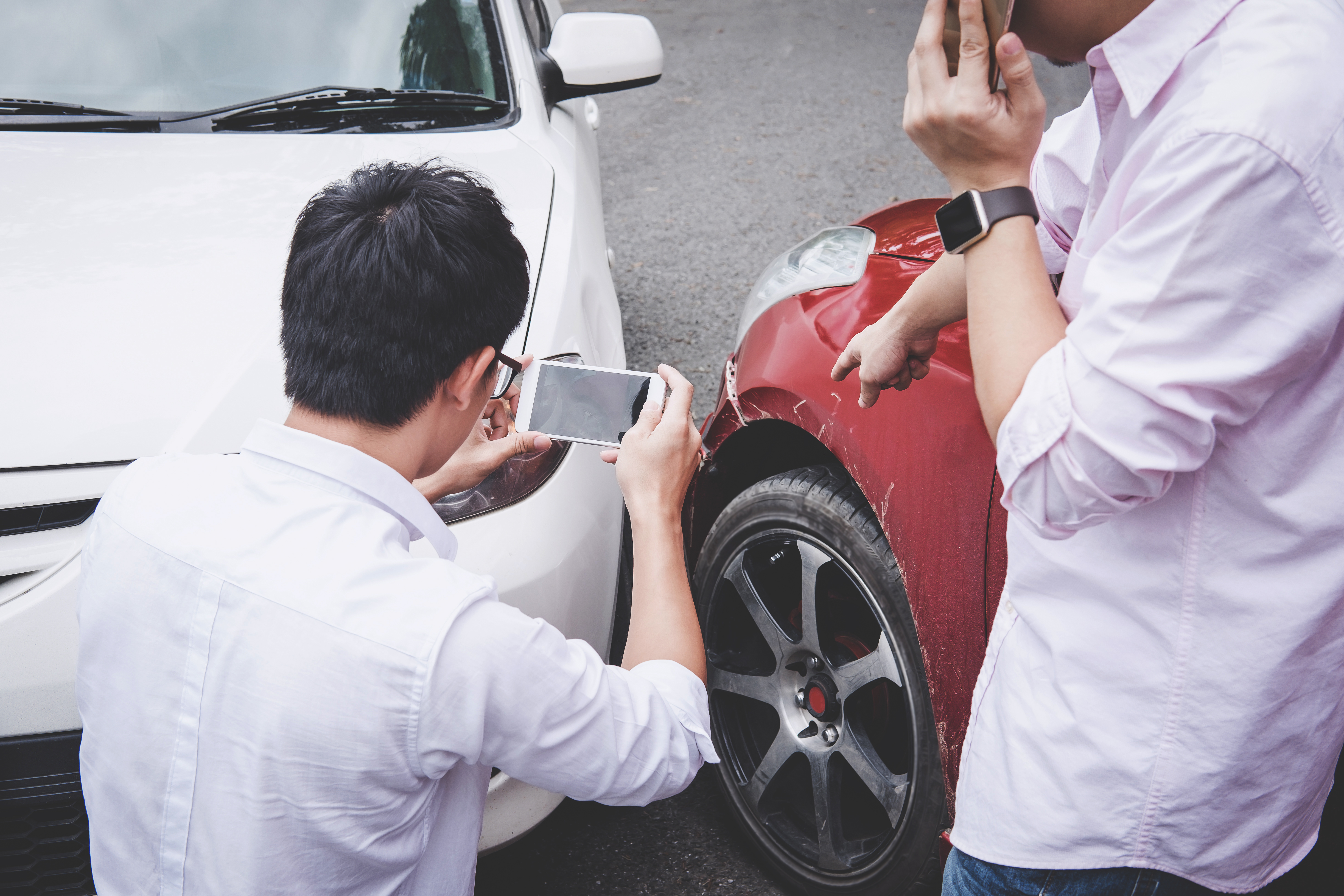 車禍發生時，如果無人傷亡，可選擇以攝影或錄影方式記錄，保全車禍現場跡證後，盡速將車輛移到不妨礙交通的安全地點。（示意圖／Getty Images）