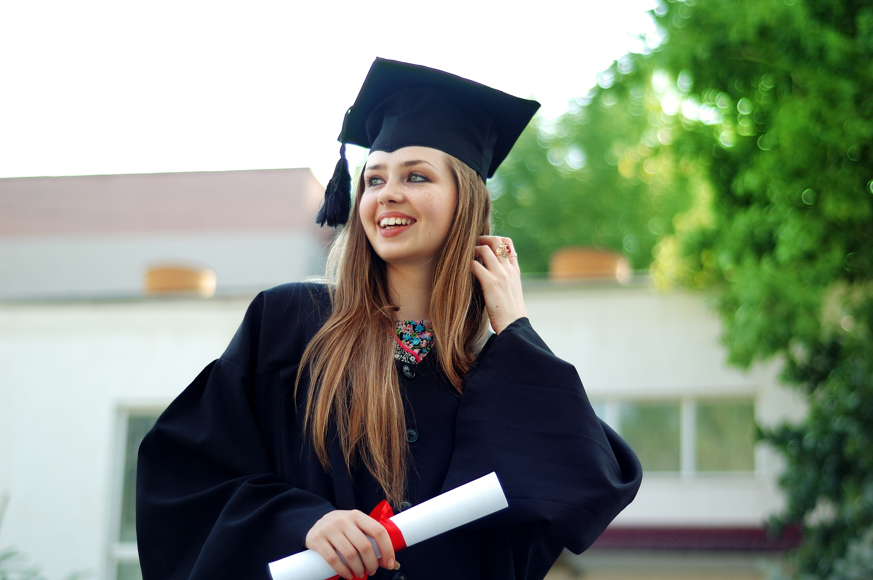 Graduate study. Выпускница в мантии. Девушка в мантии. Студентка в мантии. Выпускница вуза.