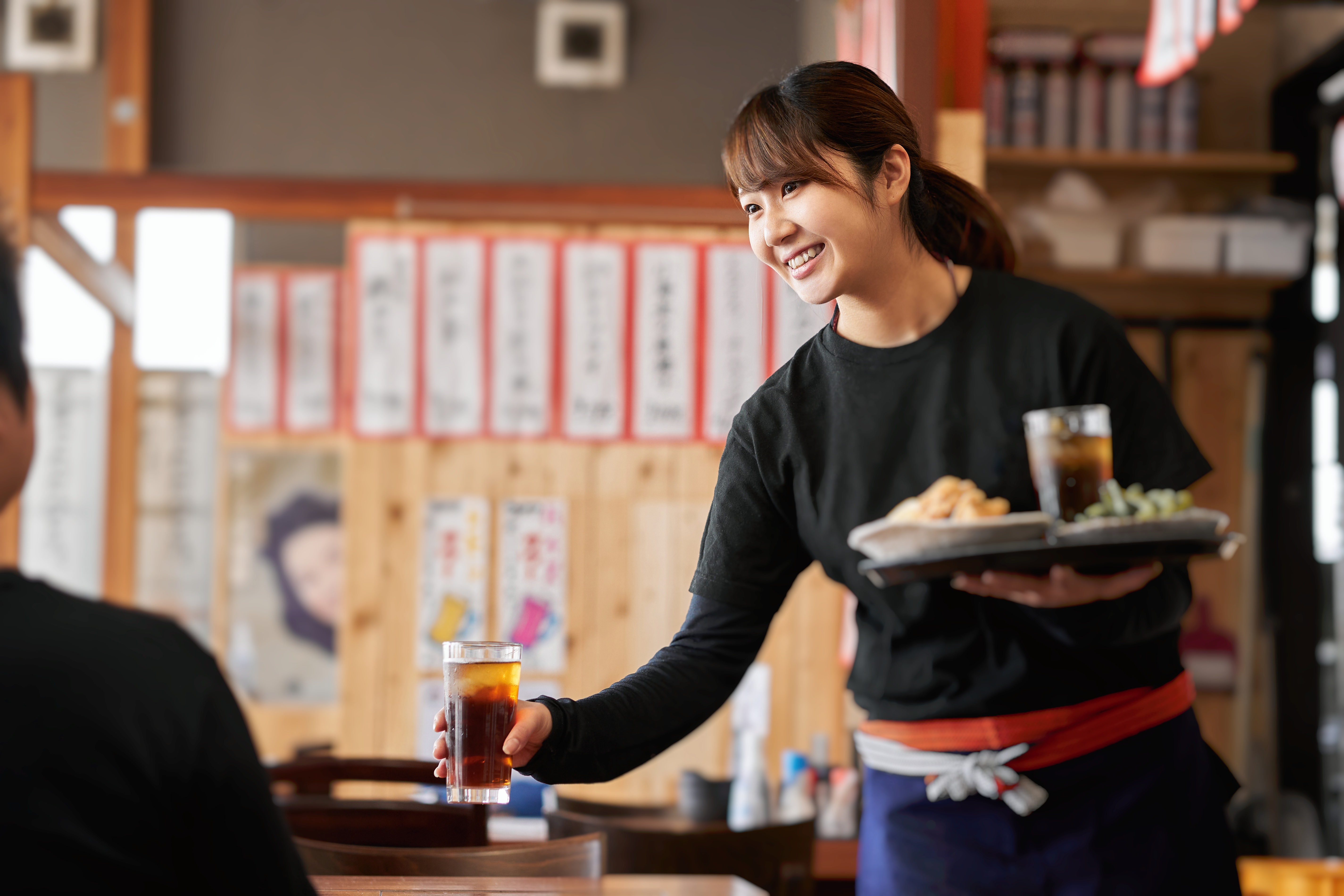 Recruitment image of a woman in her 20s working at a Japanese restaurant