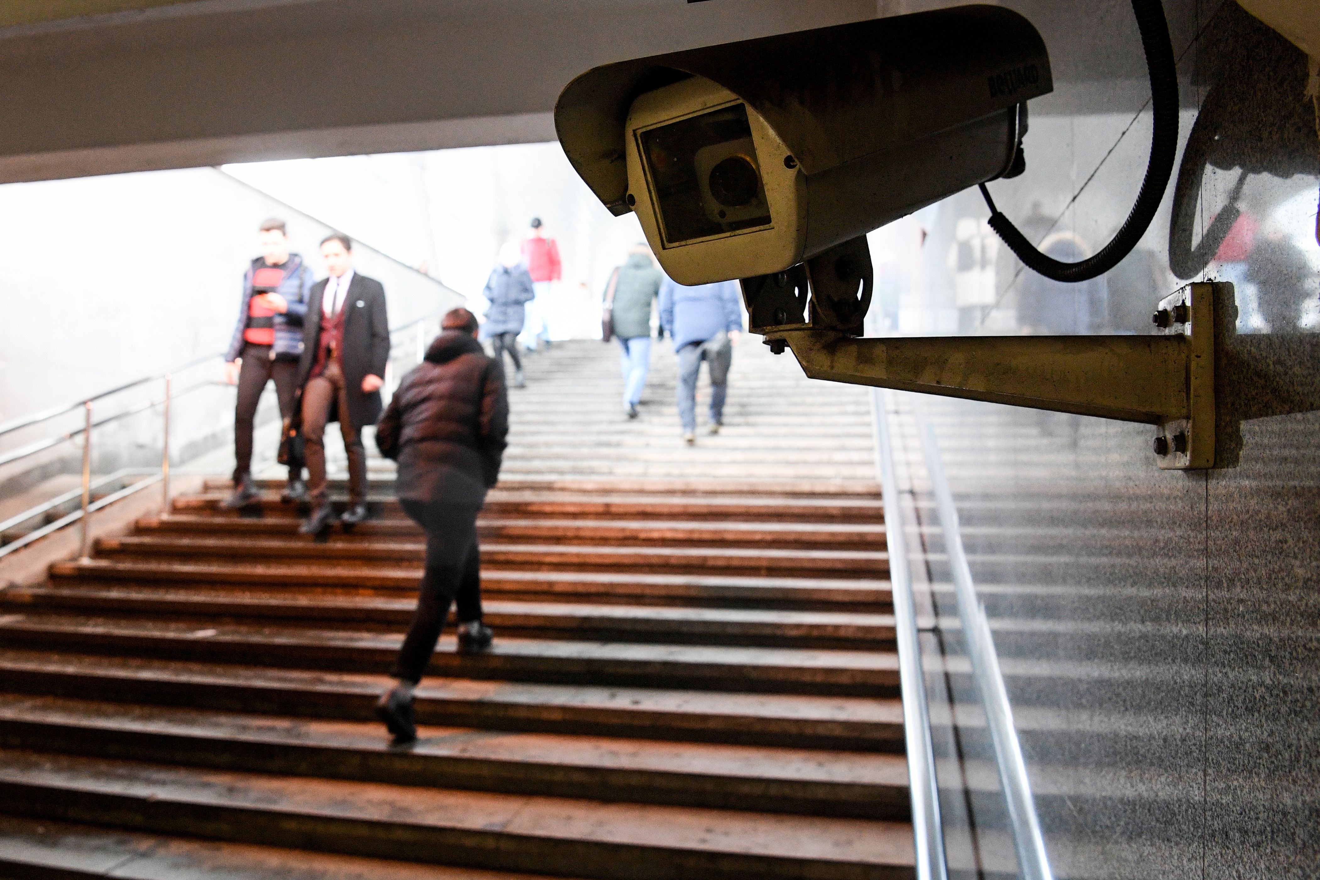 Игра камера следит. Камера видеонаблюдения с распознаванием лиц. Камеры с системой распознавания лиц. Камеры распознавания лиц в Москве. Камеры видеонаблюдения в метро.