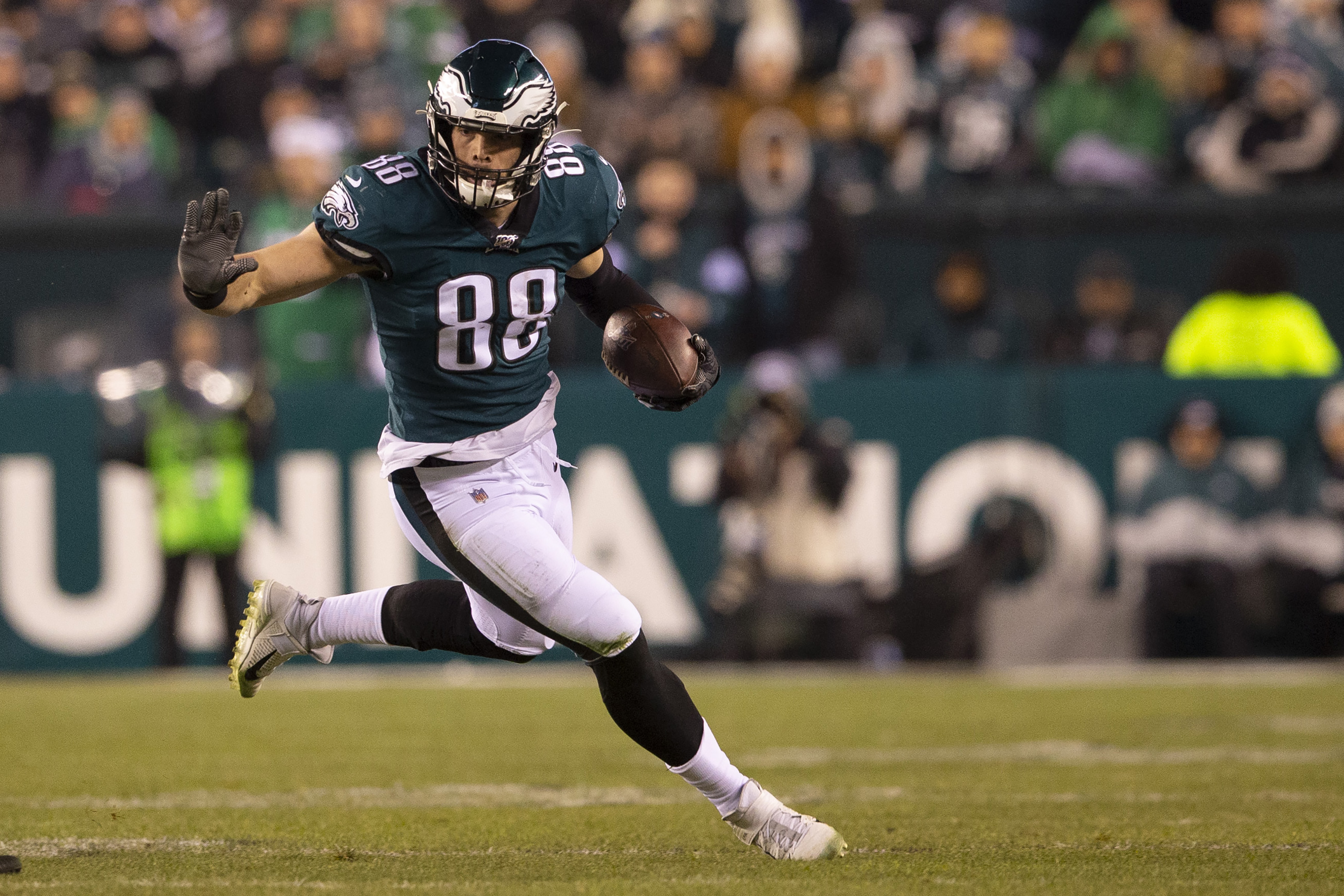 NFL: Eagles TE Dallas Goedert 'sucker-punched' at restaurant